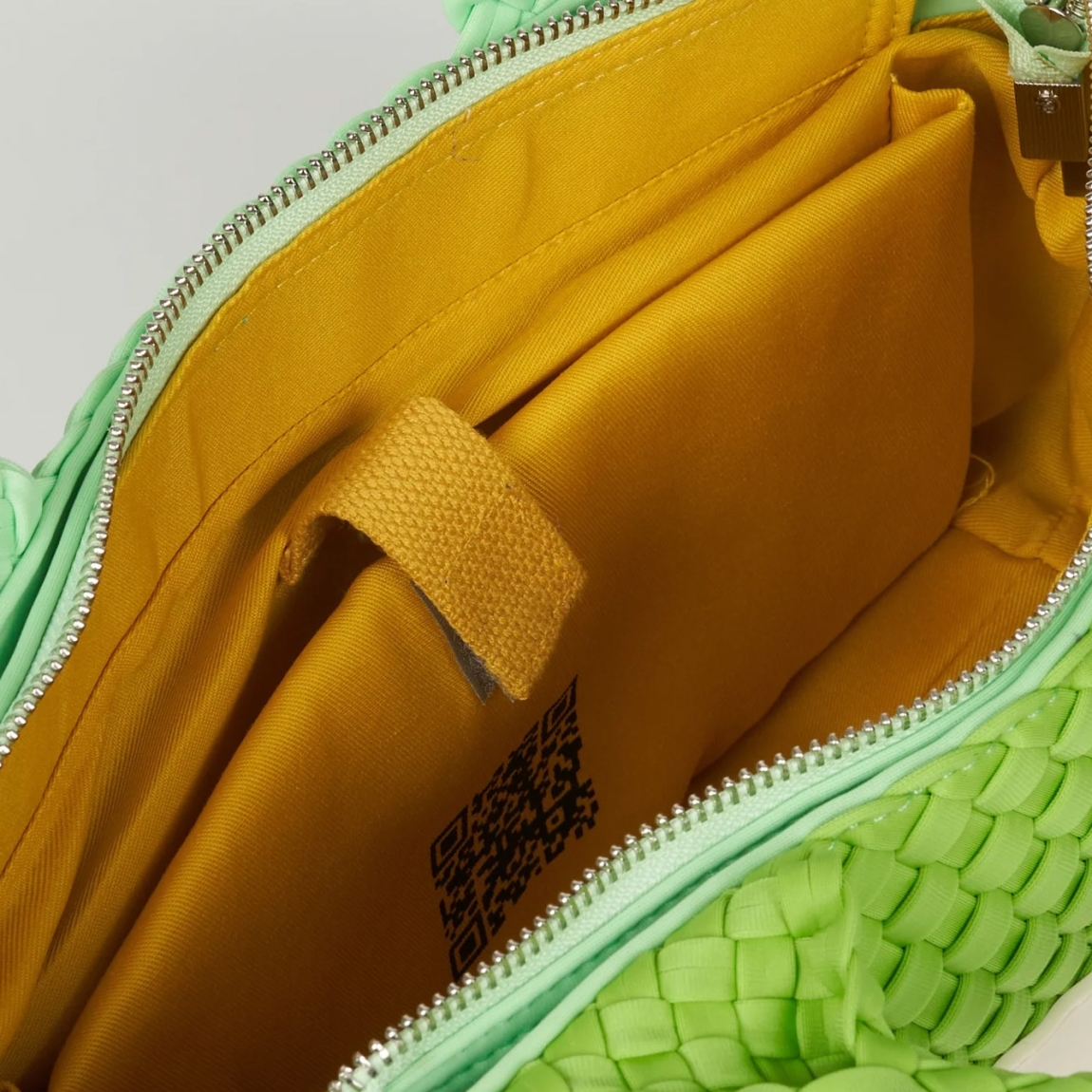 Bolso de la marca Verb To Do, modelo AMELIA. Bolso elaborado en neopreno color verde, pensado para los días que piden ligereza y libertad. Bolso con tamaño compacto, ligero y resistente. Cuenta con cierre de cremallera, y doble asa, una de mano y otra, con correa ajustable mate en marrón oscuro, con hebilla reguladora de acero inoxidable. Bolso VTD AMELIA, ideal complemento que ofrece funcionalidad y comodidad, no te puede faltar en el armario!
