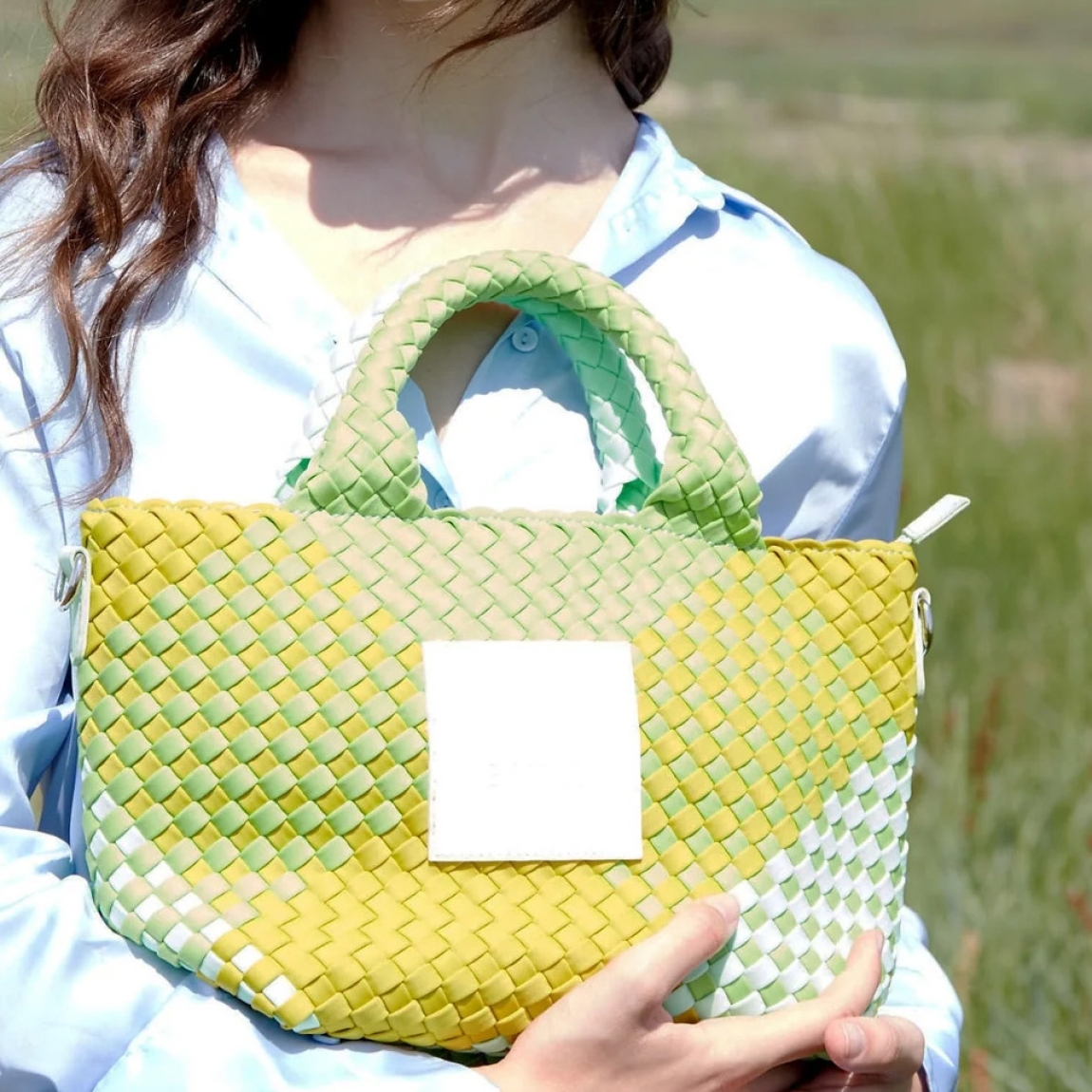Bolso de la marca Verb To Do, modelo AMELIA. Bolso elaborado en neopreno color verde, pensado para los días que piden ligereza y libertad. Bolso con tamaño compacto, ligero y resistente. Cuenta con cierre de cremallera, y doble asa, una de mano y otra, con correa ajustable mate en marrón oscuro, con hebilla reguladora de acero inoxidable. Bolso VTD AMELIA, ideal complemento que ofrece funcionalidad y comodidad, no te puede faltar en el armario!