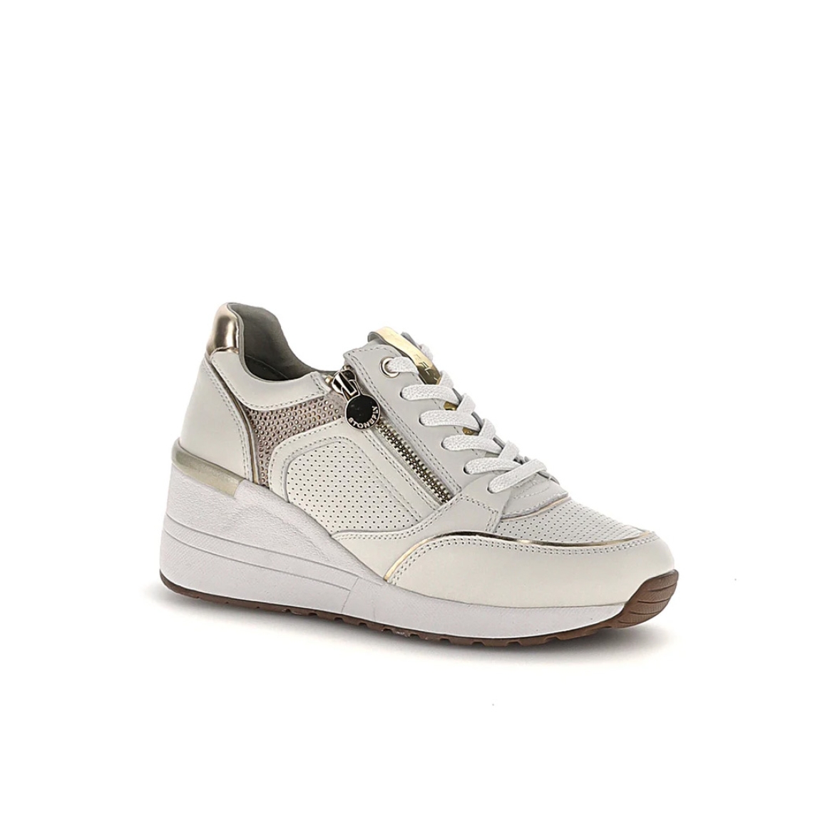 Deportivas de la marca Stonefly, modelo NAYA. Exterior de las deportivas en piel troquelada color blanco con detalle de cremallera. Interior de las deportivas en piel color beig. Cierre de las deportivas con cordones y cuña de 6cm de altura. Estas deportivas Stonefly NAYA tienen un diseño que ofrece frescura y comodidad en cada paso que des. Perfecto para esta temporada.