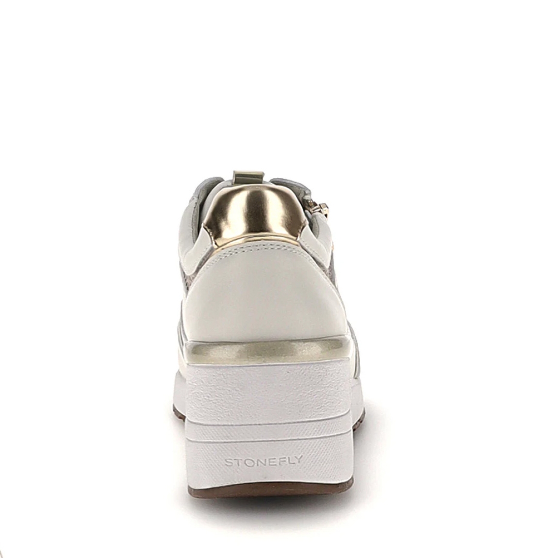 Deportivas de la marca Stonefly, modelo NAYA. Exterior de las deportivas en piel troquelada color blanco con detalle de cremallera. Interior de las deportivas en piel color beig. Cierre de las deportivas con cordones y cuña de 6cm de altura. Estas deportivas Stonefly NAYA tienen un diseño que ofrece frescura y comodidad en cada paso que des. Perfecto para esta temporada.