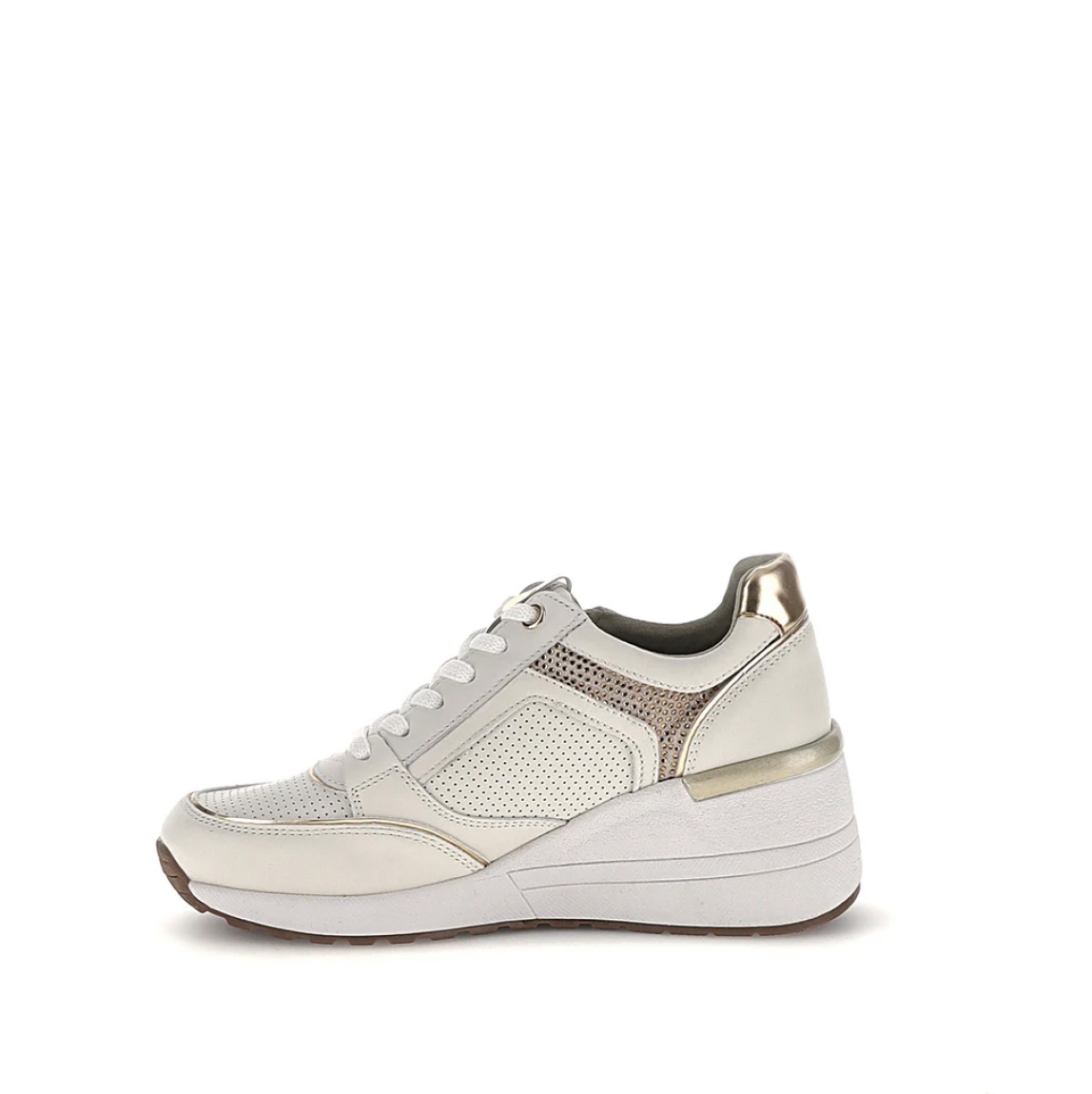 Deportivas de la marca Stonefly, modelo NAYA. Exterior de las deportivas en piel troquelada color blanco con detalle de cremallera. Interior de las deportivas en piel color beig. Cierre de las deportivas con cordones y cuña de 6cm de altura. Estas deportivas Stonefly NAYA tienen un diseño que ofrece frescura y comodidad en cada paso que des. Perfecto para esta temporada.