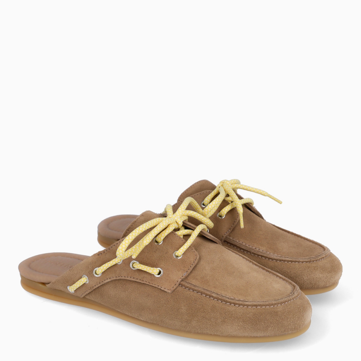 Zuecos de la marca POELMAN, modelo PL7. Zuecos confeccionados en ante de alta calidad, suave al tacto y que se adapta perfectamente a tu pie. Zuecos con cierre de cordones llamativos en la pala. Zuecos POELMAN, abierto en la parte trasera para un estilo relajado y una suela ligera para mayor comodidad diaria. Estos zuecos POELMAN PL7, es un básico imprescindible para el día a día.