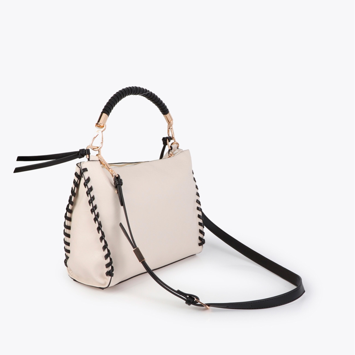 Bolso de la marca Lola Casademunt, modelo NARA. Bolso elaborado en polipiel color crudo con elegante detalle trenzado. Asa cómoda y cierre seguro de cremallera. Interior espacioso con bolsillos adicionales. Logotipo grabado sutilmente al frente. Bolso Lola Casademunt NARA, perfecto para complementar tu look diario con estilo.ALTO 23cm ANCHO 32cm PROFUNDIDAD 8cm