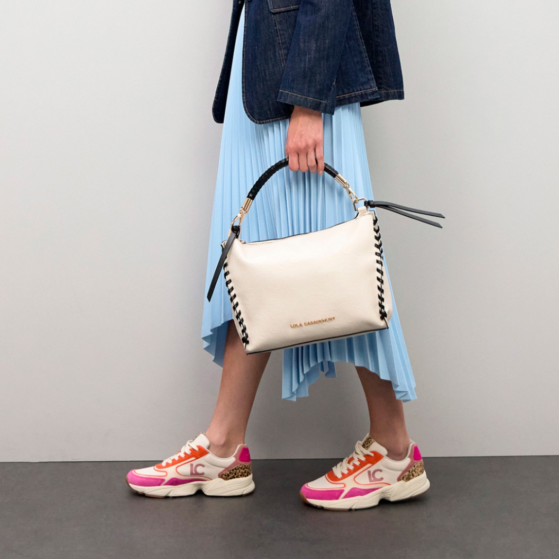 Bolso de la marca Lola Casademunt, modelo NARA. Bolso elaborado en polipiel color crudo con elegante detalle trenzado. Asa cómoda y cierre seguro de cremallera. Interior espacioso con bolsillos adicionales. Logotipo grabado sutilmente al frente. Bolso Lola Casademunt NARA, perfecto para complementar tu look diario con estilo.ALTO 23cm ANCHO 32cm PROFUNDIDAD 8cm