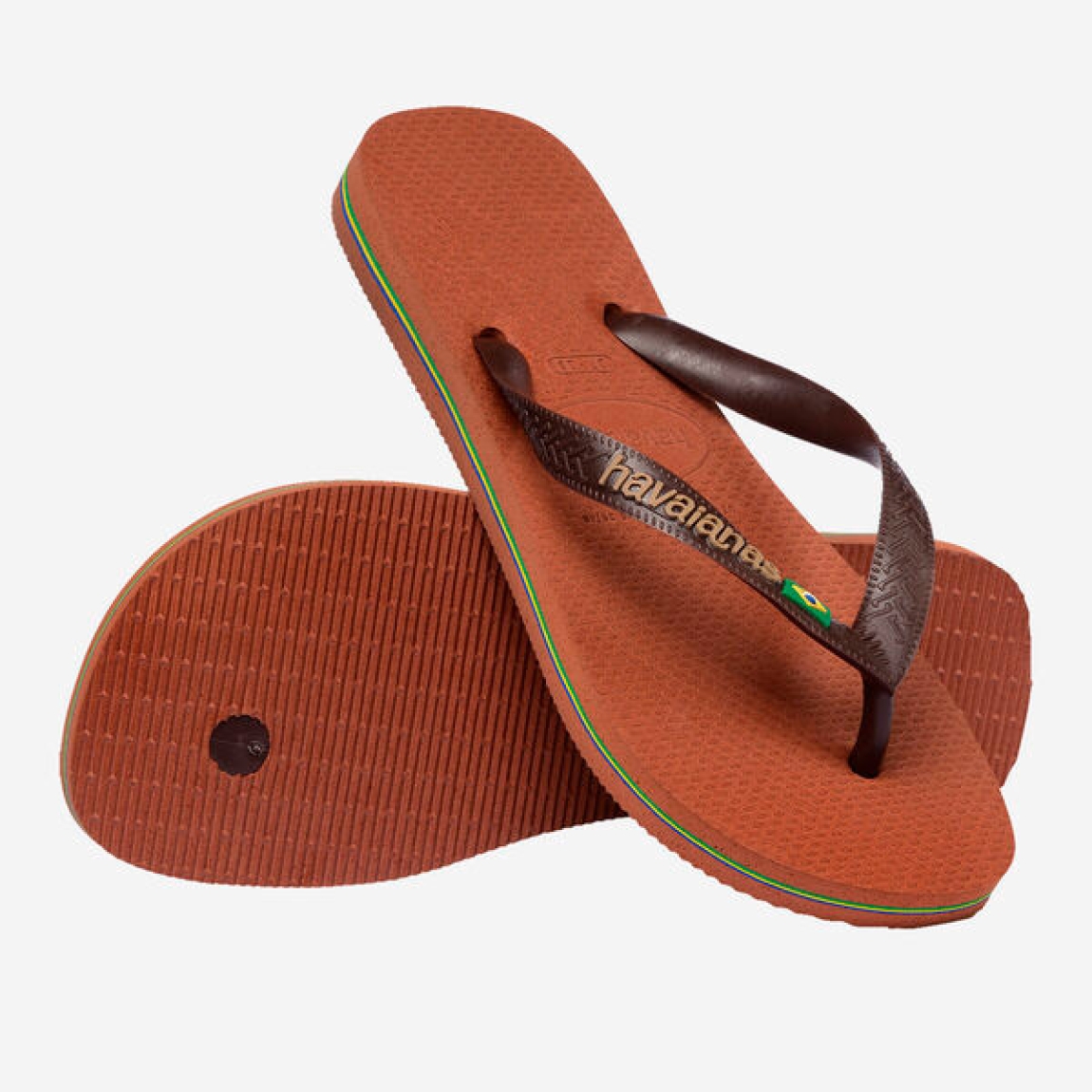 Chanclas de la marca Havaianas, modelo BRASIL. Chancas elaboradas en plástico color marrón. Chanchas con ligereza, la suela de foma suave acompaña el pie sin pesar y el acabado antideslizante te da seguridad tanto en la arena como en el paseo de la tarde. El diseño se centra en estilizar el pie con unas tiras finas que aportan un brillo discreto y muy favorecedor, además del logo con la bandera. Cada detalle está pensado para que las chanclas Havaianas BRASIL funcionen como una extensión natural de tu estilo: limpias, depuradas y con ese punto elegante que diferencia unas chanclas premium de unas básicas.