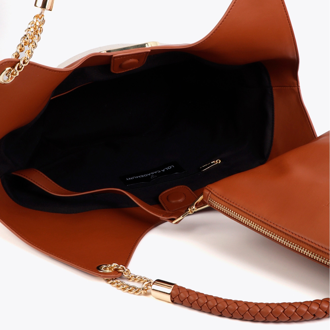 Bolso de la marca Lola Casademunt, modelo HANSEL. Bolso shopper bicolor en canvas y piel sintética. Diseño amplio y desestructurado con detalles dorados. Bolso Lola Casademunt con asa trenzada para mayor confort. Incluye bolsillo interior para organización. Bolso Lola Casademunt HANSEL, ideal para llevar a todos lados!ALTO: 38cm ANCHO: 46cm PROFUNDIDAD: 15cm