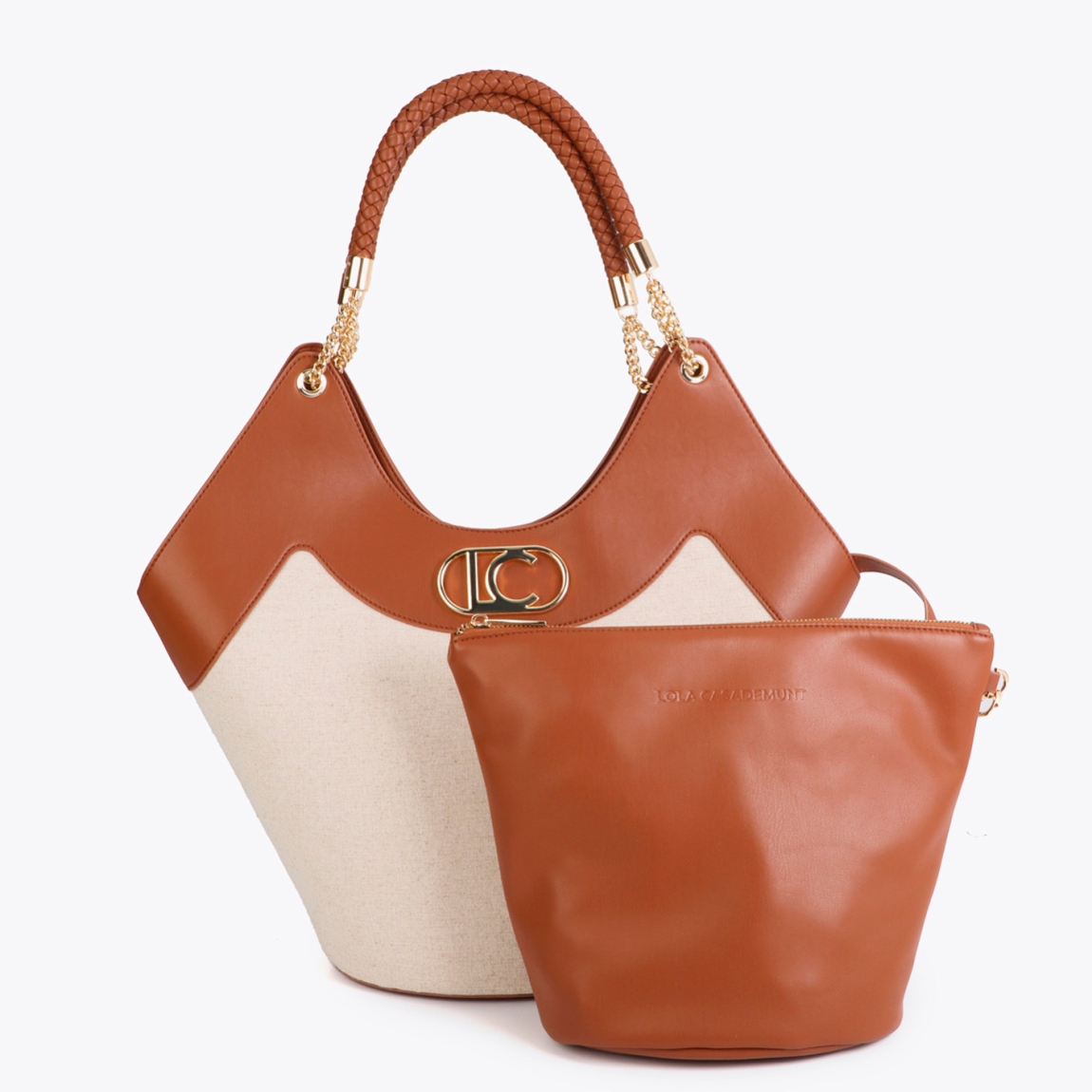 Bolso de la marca Lola Casademunt, modelo HANSEL. Bolso shopper bicolor en canvas y piel sintética. Diseño amplio y desestructurado con detalles dorados. Bolso Lola Casademunt con asa trenzada para mayor confort. Incluye bolsillo interior para organización. Bolso Lola Casademunt HANSEL, ideal para llevar a todos lados!ALTO: 38cm ANCHO: 46cm PROFUNDIDAD: 15cm