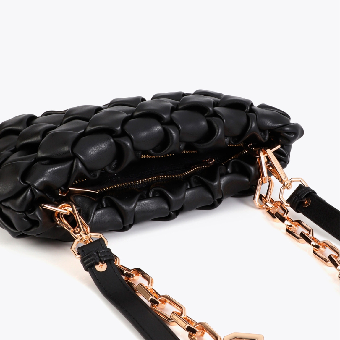 Bandolera elegante de la marca Lola Casademunt, modelo NUDOS. Bolso de diseño exclusivo con textura de nudos y cadena dorada. Elaborada en material sintético de alta calidad color negro, perfecta para eventos casuales o formales. Bolso Lola Casademunt dispone de cierre seguro y correas ajustables para mayor versatilidad. Bolso Lola Casademunt NUDOS, es un complemento ideal para destacar tus looks con estilo!ALTO 15cm ANCHO 27cm PROFUNDIDAD 4.5cm