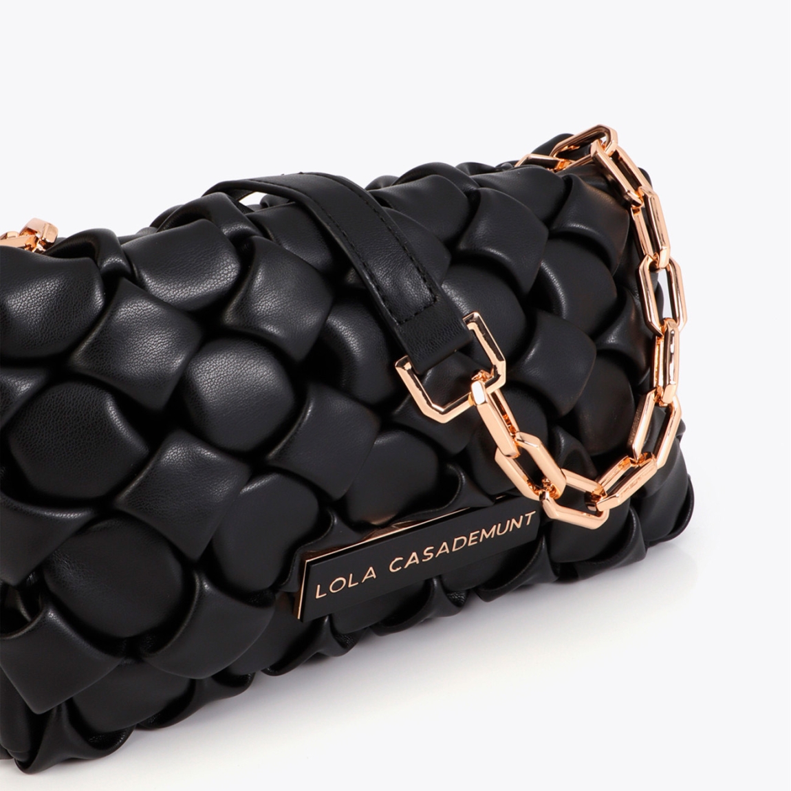 Bandolera elegante de la marca Lola Casademunt, modelo NUDOS. Bolso de diseño exclusivo con textura de nudos y cadena dorada. Elaborada en material sintético de alta calidad color negro, perfecta para eventos casuales o formales. Bolso Lola Casademunt dispone de cierre seguro y correas ajustables para mayor versatilidad. Bolso Lola Casademunt NUDOS, es un complemento ideal para destacar tus looks con estilo!ALTO 15cm ANCHO 27cm PROFUNDIDAD 4.5cm