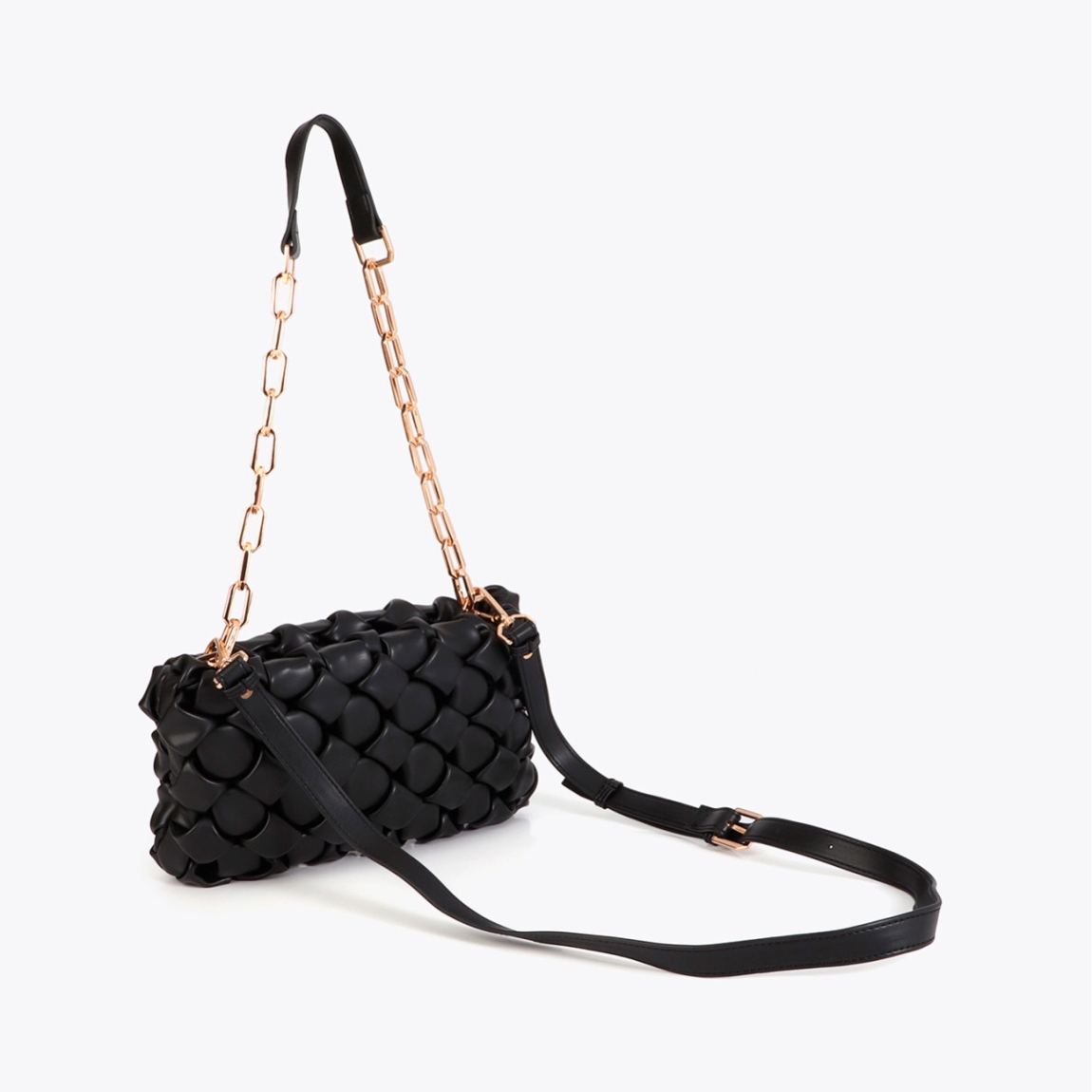 Bandolera elegante de la marca Lola Casademunt, modelo NUDOS. Bolso de diseño exclusivo con textura de nudos y cadena dorada. Elaborada en material sintético de alta calidad color negro, perfecta para eventos casuales o formales. Bolso Lola Casademunt dispone de cierre seguro y correas ajustables para mayor versatilidad. Bolso Lola Casademunt NUDOS, es un complemento ideal para destacar tus looks con estilo!ALTO 15cm ANCHO 27cm PROFUNDIDAD 4.5cm