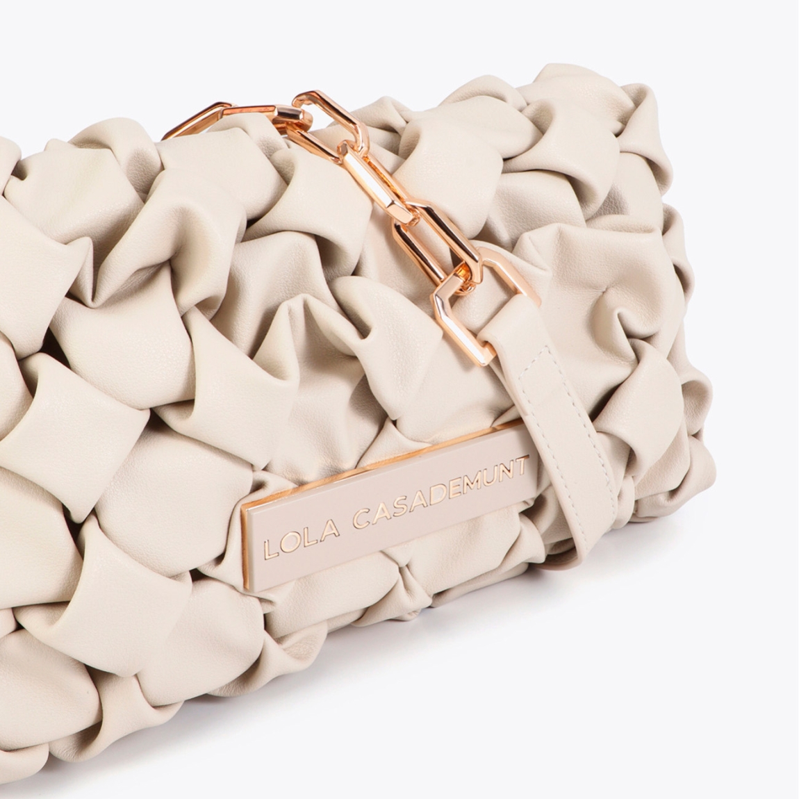 Bandolera elegante de la marca Lola Casademunt, modelo NUDOS. Bolso de diseño exclusivo con textura de nudos y cadena dorada. Elaborada en material sintético de alta calidad color crudo, perfecta para eventos casuales o formales. Bolso Lola Casademunt dispone de cierre seguro y correas ajustables para mayor versatilidad. Bolso Lola Casademunt NUDOS, es un complemento ideal para destacar tus looks con estilo!ALTO 15cm ANCHO 27cm PROFUNDIDAD 4.5cm