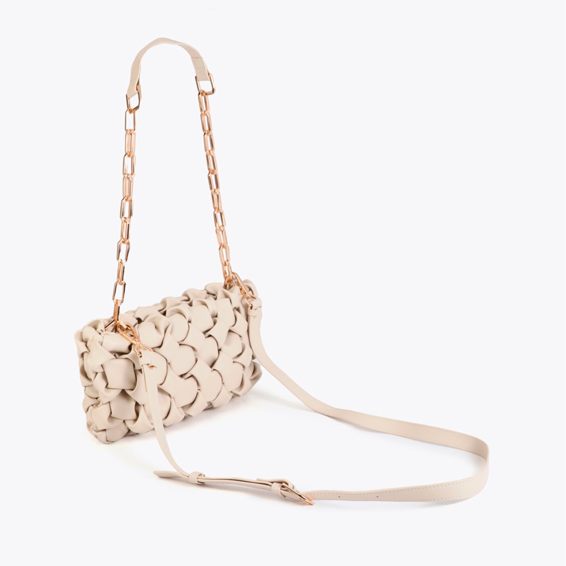 Bandolera elegante de la marca Lola Casademunt, modelo NUDOS. Bolso de diseño exclusivo con textura de nudos y cadena dorada. Elaborada en material sintético de alta calidad color crudo, perfecta para eventos casuales o formales. Bolso Lola Casademunt dispone de cierre seguro y correas ajustables para mayor versatilidad. Bolso Lola Casademunt NUDOS, es un complemento ideal para destacar tus looks con estilo!ALTO 15cm ANCHO 27cm PROFUNDIDAD 4.5cm