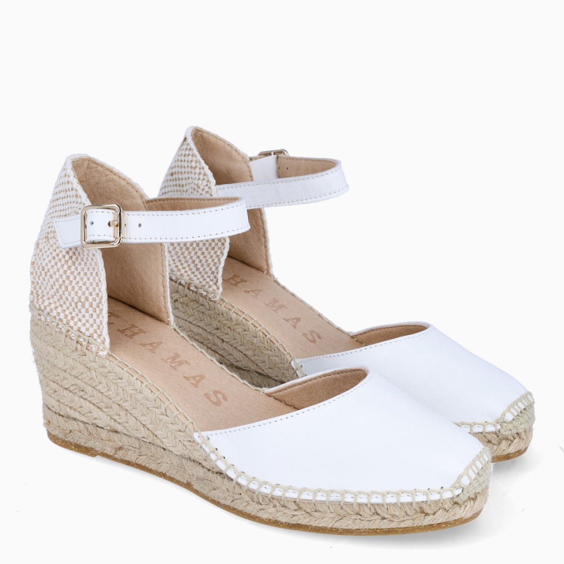 Alpargatas de la marca Alhamas, modelo MARGA CUÑA 7cm. Elaboradas en napa color blanco con punta redonda. Interior en piel color nude. Cierre de alpargatas Alhamas con hebilla en tobillo y suela con cuña de 7cm de altura. Estas alpargatas Alhamas MARGA son un complemento ideal de comodidad y estilo para tus looks de temporada!