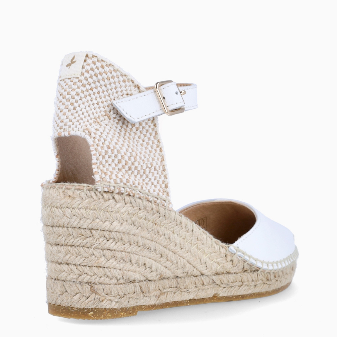 Alpargatas de la marca Alhamas, modelo MARGA CUÑA 7cm. Elaboradas en napa color blanco con punta redonda. Interior en piel color nude. Cierre de alpargatas Alhamas con hebilla en tobillo y suela con cuña de 7cm de altura. Estas alpargatas Alhamas MARGA son un complemento ideal de comodidad y estilo para tus looks de temporada!