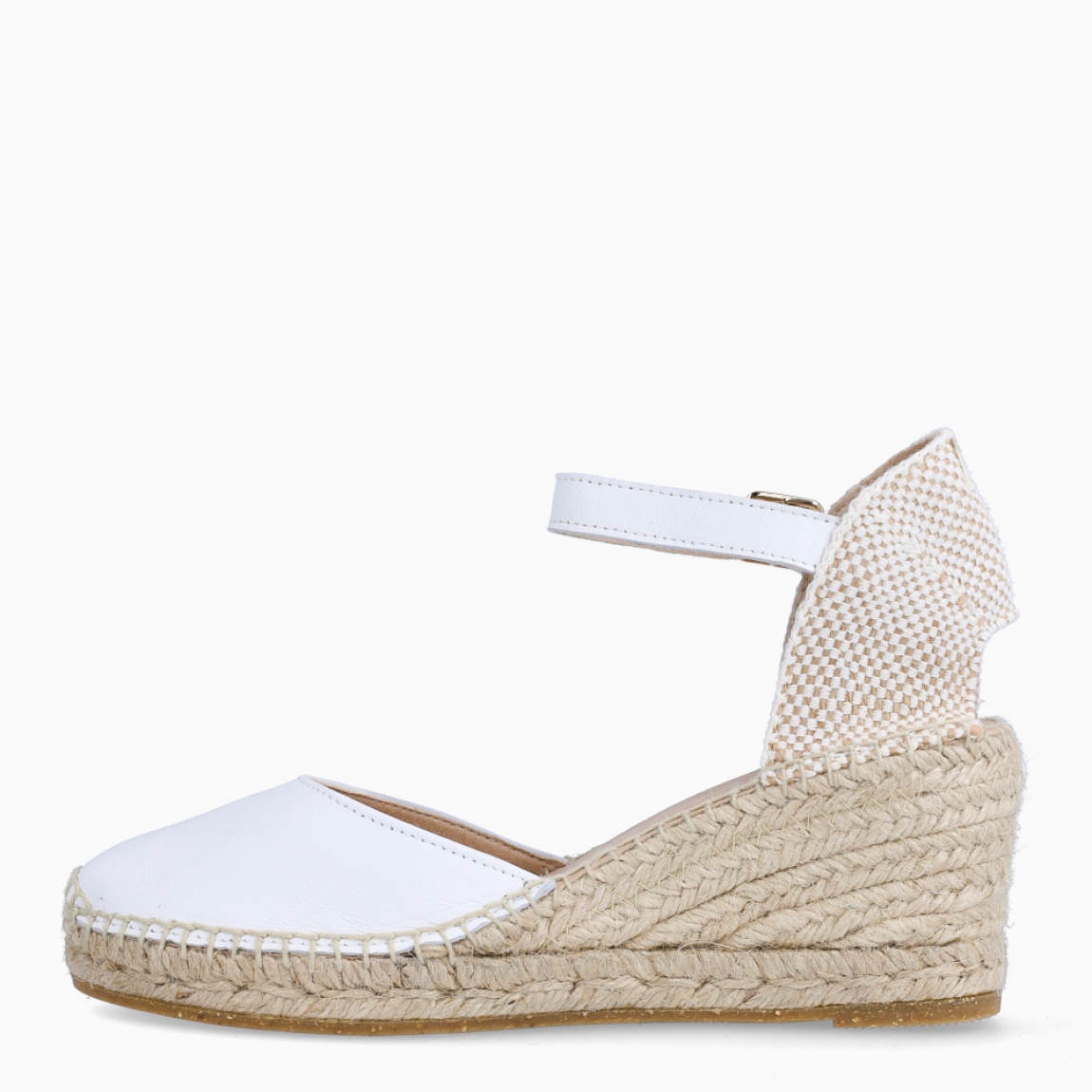 Alpargatas de la marca Alhamas, modelo MARGA CUÑA 7cm. Elaboradas en napa color blanco con punta redonda. Interior en piel color nude. Cierre de alpargatas Alhamas con hebilla en tobillo y suela con cuña de 7cm de altura. Estas alpargatas Alhamas MARGA son un complemento ideal de comodidad y estilo para tus looks de temporada!