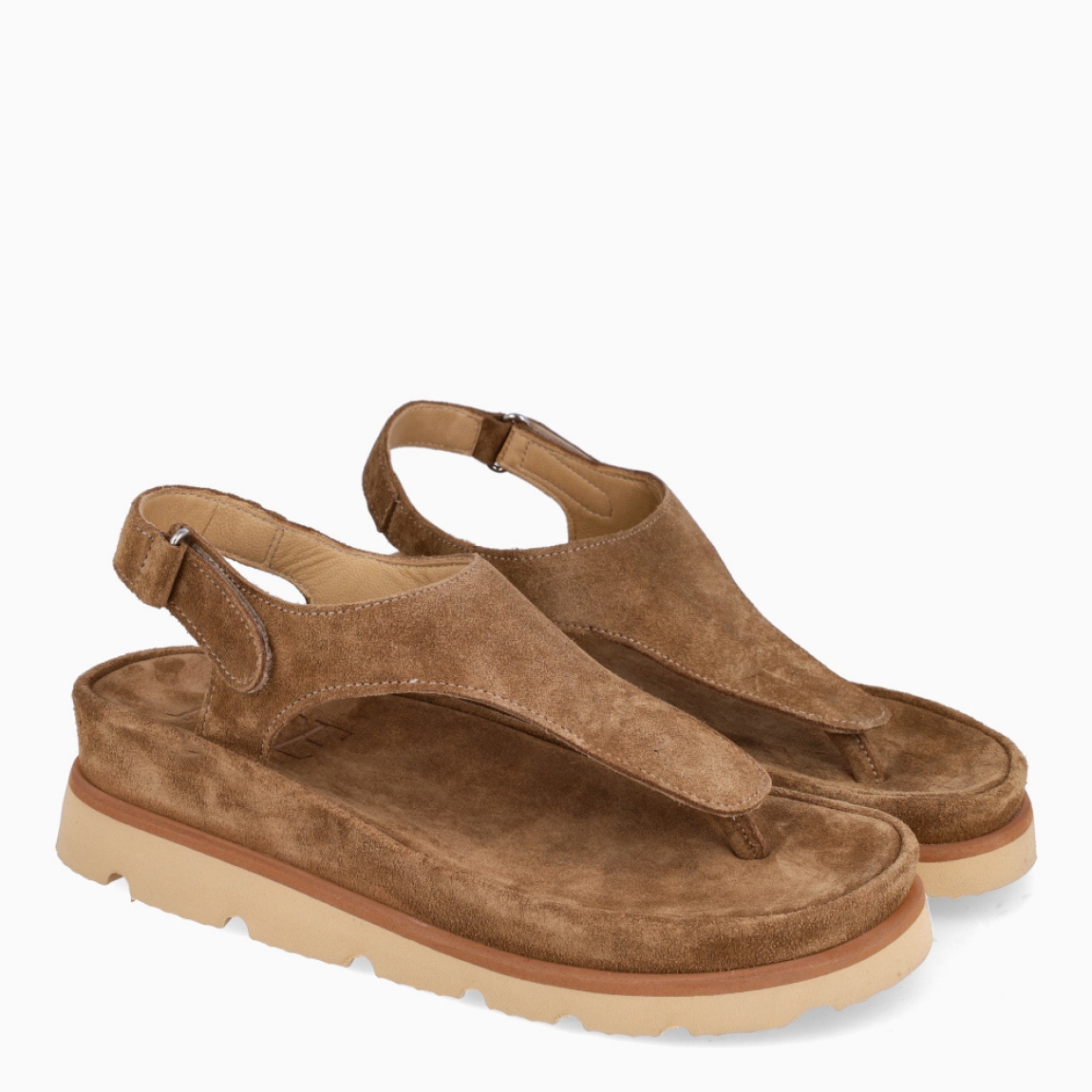 Sandalias de la marca Itse, modelo Alba. Elaboradas en ante color camel. Esclavas con cierre de velcro en tobillo y suela dentada con plataforma de 4cm de altura. Estas sandalias esclavas Itse Alba son un complemento ideal!