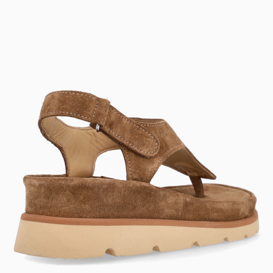 Sandalias de la marca Itse, modelo Alba. Elaboradas en ante color camel. Esclavas con cierre de velcro en tobillo y suela dentada con plataforma de 4cm de altura. Estas sandalias esclavas Itse Alba son un complemento ideal!