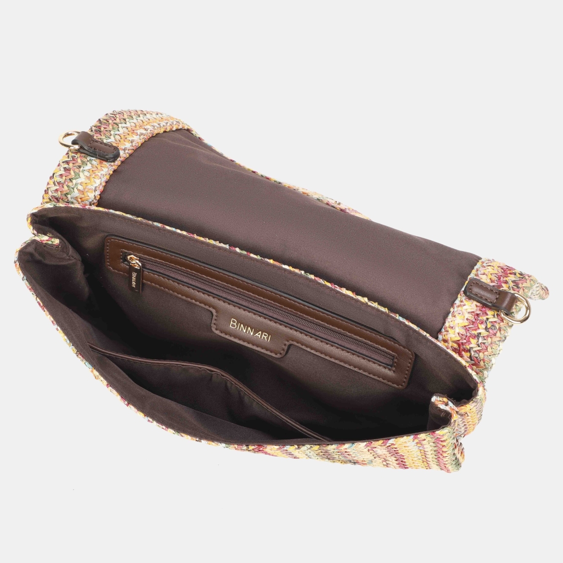 Cartera de mano de la marca Binnari, modelo LENNIE. Confeccionada en rafia y detalles en pu multicolor. Puedes llevarla además de bandolera, ya que tiene un asa ajustable en su interior. Los detalles metálicos son de color oro claro. Medidas: alto 19cm y ancho 39cm. Cartera Binnari LENNIE que sí o sí tienes que tener para esta temporda de Verano!