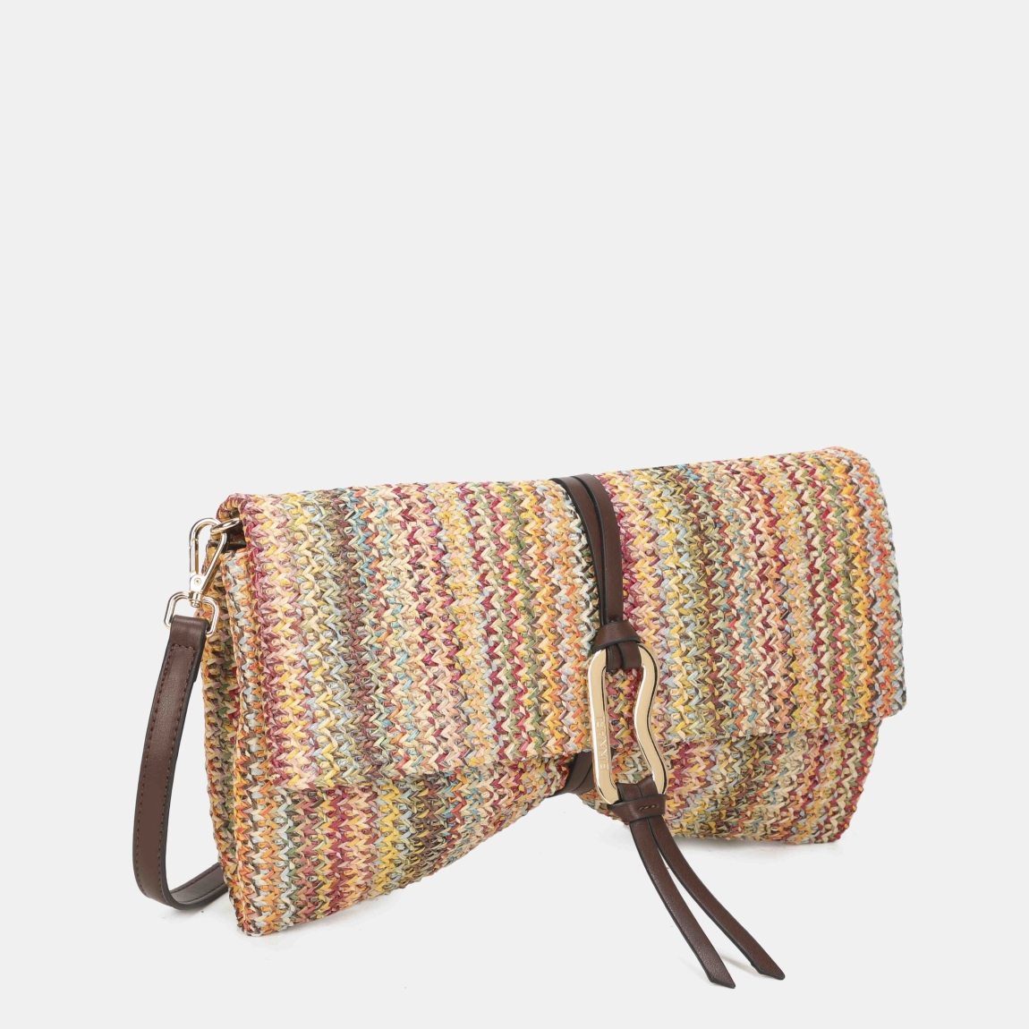 Cartera de mano de la marca Binnari, modelo LENNIE. Confeccionada en rafia y detalles en pu multicolor. Puedes llevarla además de bandolera, ya que tiene un asa ajustable en su interior. Los detalles metálicos son de color oro claro. Medidas: alto 19cm y ancho 39cm. Cartera Binnari LENNIE que sí o sí tienes que tener para esta temporda de Verano!
