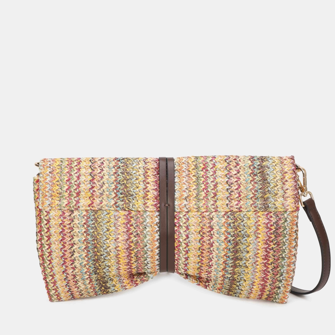 Cartera de mano de la marca Binnari, modelo LENNIE. Confeccionada en rafia y detalles en pu multicolor. Puedes llevarla además de bandolera, ya que tiene un asa ajustable en su interior. Los detalles metálicos son de color oro claro. Medidas: alto 19cm y ancho 39cm. Cartera Binnari LENNIE que sí o sí tienes que tener para esta temporda de Verano!
