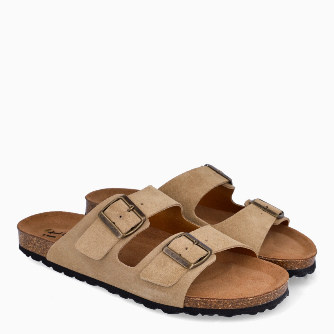 Sandalias de la marca Itse, modelo BANDRA. Exterior de las sandalias en ante color taupe con tiras en pala. Interior de las sandalias en piel color marrón. Cierre de las sandalias Itse con doble hebilla en la pala y suela plana de goma. Estas sandalias Itse BANDRA son un complemento clásico de temporada, te darán una comodidad absoluta. No te puede faltar en el armario.