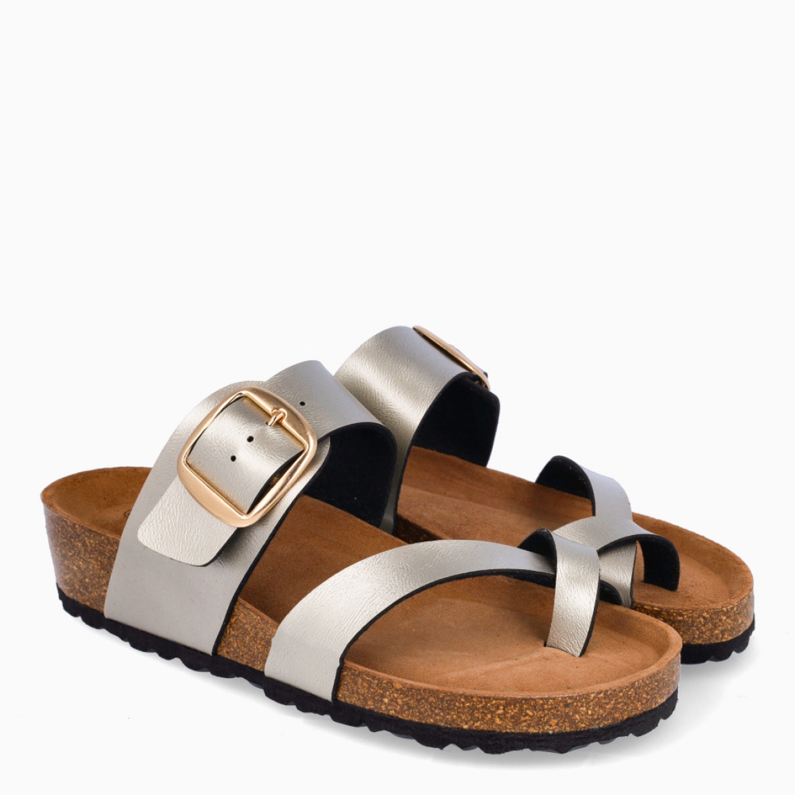 Sandalias de la marca Itse, modelo AUSTIN. Sandalias elaboradas en piel color platino brillante. Tiras cruzadas en pala. Cierre de sandalias Itse con hebilla en pala. Interior en corcho. Suela plana y de goma. Estas sandalias Itse AUSTIN, son unas básicas para esta temporada!