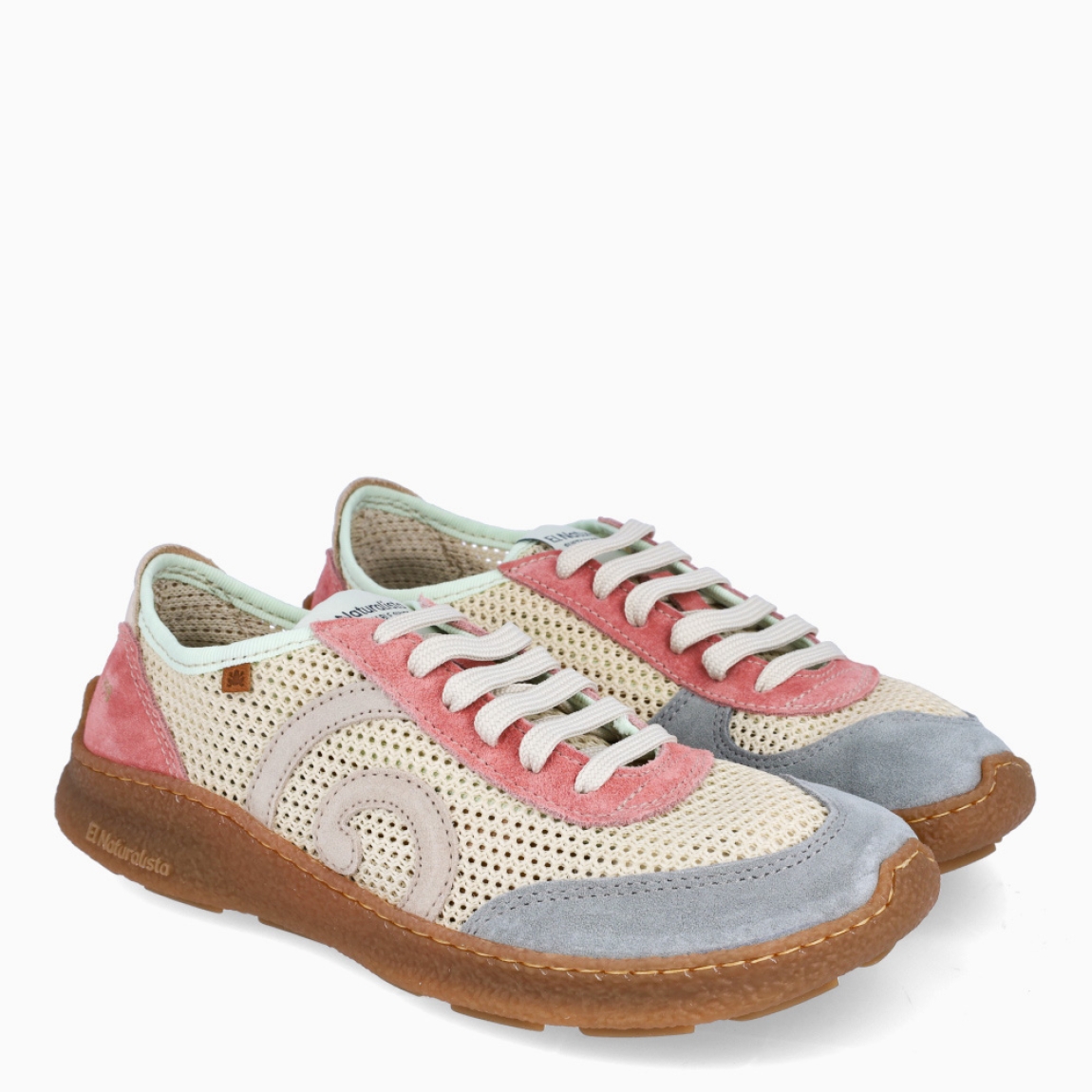 Deportivas de la marca El Naturalista, modelo OLIVER. Deportivas elaboradas en naylon multicolor, entre rosa, azul y beig, con detalle de logo en parte exterior y efecto troquelado. Interior en piel. Cierre de deportivas El Naturalista con cordones y suela de goma plana. Estas deportivas El Naturalista OLIVER tiene un diseño ligero y flexible que ofrece una experiencia barefoot con cada movimiento! Ideal para tu día a día!