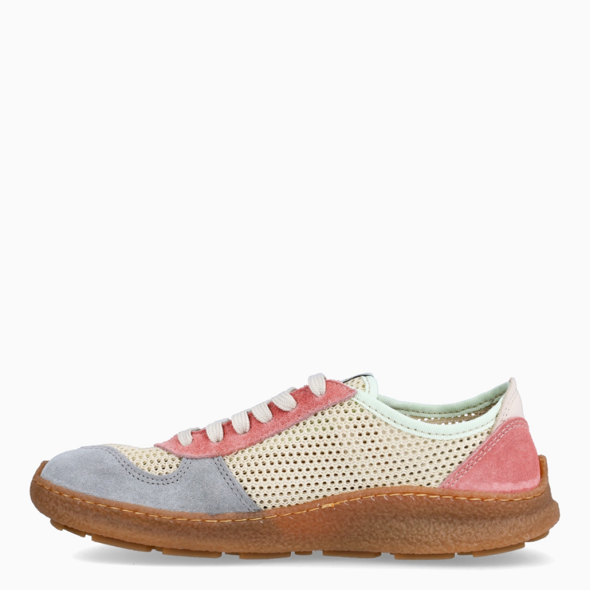 Deportivas de la marca El Naturalista, modelo OLIVER. Deportivas elaboradas en naylon multicolor, entre rosa, azul y beig, con detalle de logo en parte exterior y efecto troquelado. Interior en piel. Cierre de deportivas El Naturalista con cordones y suela de goma plana. Estas deportivas El Naturalista OLIVER tiene un diseño ligero y flexible que ofrece una experiencia barefoot con cada movimiento! Ideal para tu día a día!