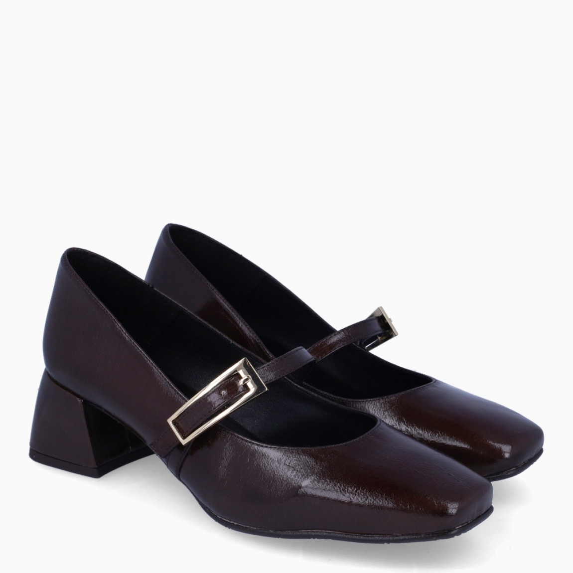 Merceditas de la marca Itse, modelo BRISE. Exterior en piel color marrón oscuro con punta cuadrada. Interior en piel negro. Cierre con hebilla en pala. Suela con tacón de 4cm. Estas merceditas Itse BRISE son unas clásicas, ideales para estilizar todos tus looks de temporada!