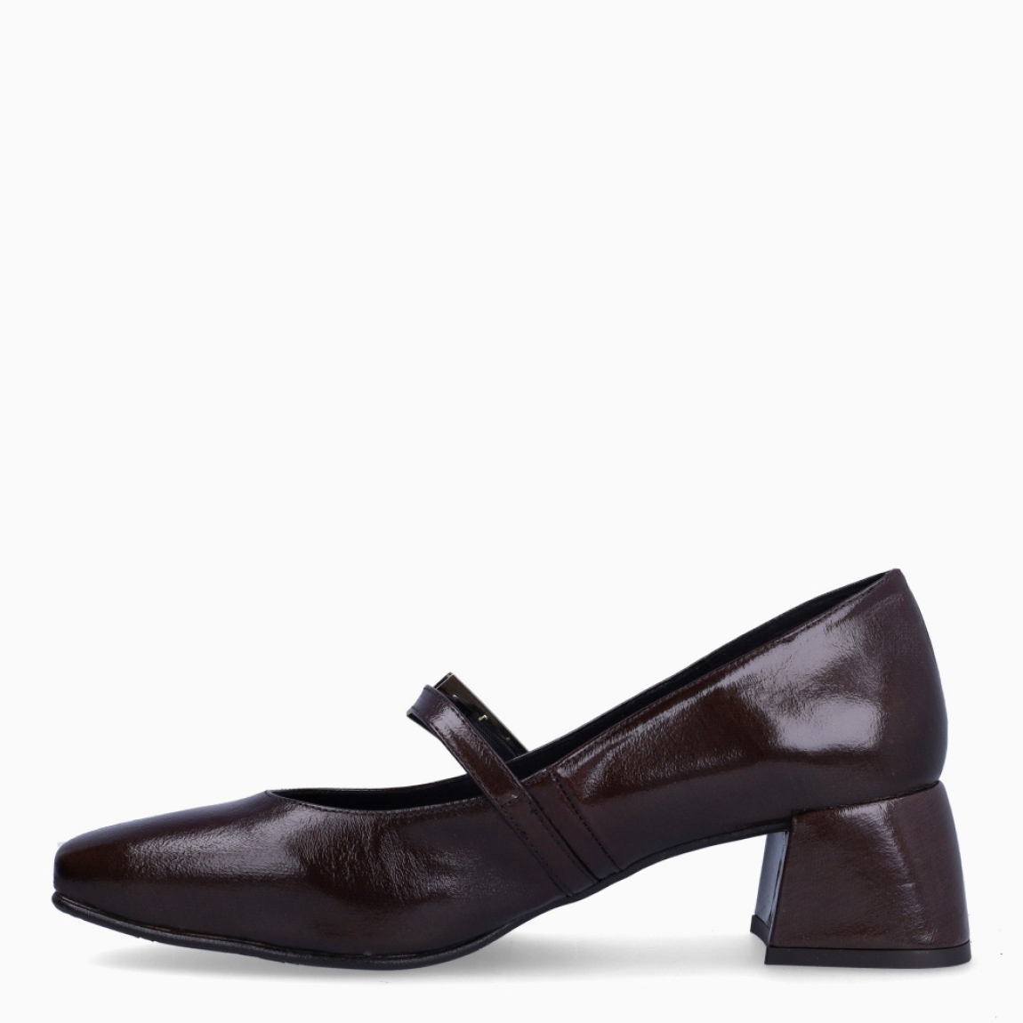 Merceditas de la marca Itse, modelo BRISE. Exterior en piel color marrón oscuro con punta cuadrada. Interior en piel negro. Cierre con hebilla en pala. Suela con tacón de 4cm. Estas merceditas Itse BRISE son unas clásicas, ideales para estilizar todos tus looks de temporada!