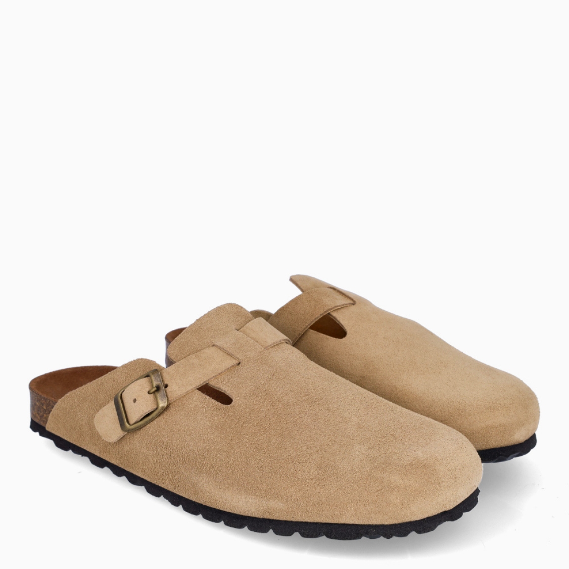 Zuecos para hombre de la marca Itse, modelo BARKING_H. Zuecos elaborados en ante color taupe. Interior en corcho. Cierre de zuecos con hebilla en pala. Zuecos Itse BARKING_H, ideales para tu día a día esta temporada!