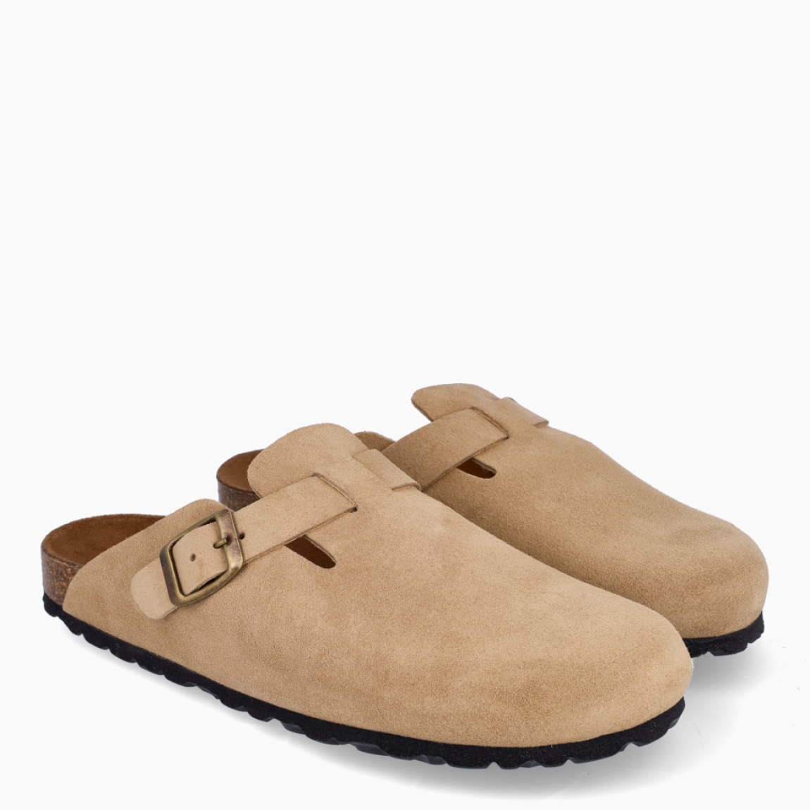 Zuecos de la marca Itse, modelo BARKING. Zuecos elaborados en ante color taupe. Interior en corcho. Cierre de zuecos con hebilla en pala. Zuecos Itse BARKING, ideales para tu día a día esta temporada!