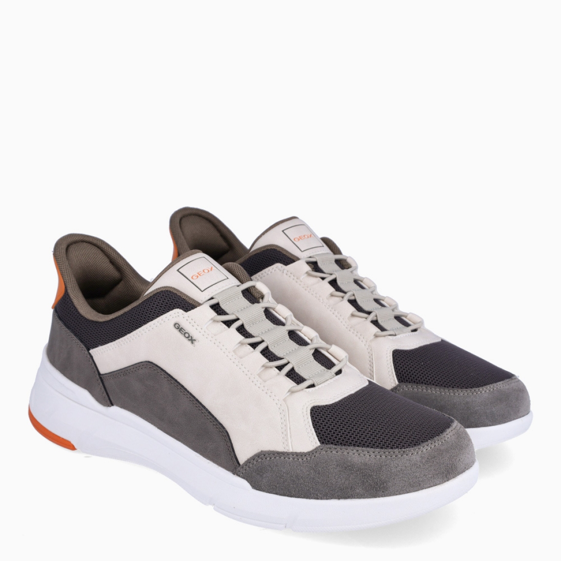 Deportiva de la marca Geox, modelo U VITTOUR PLUS. Exterior en naylon color gris y detalles en ante. Interior en textil. Cierre con cordones. Suela de goma con cuña de 2cm. Plantilla desmontable es práctica e higiénica, garantizando la máxima comodidad. U VITTOUR PLUS se propone como una revolución del concepto de deportiva, por su excelente nivel de comodidad, transpirabilidad y amortiguación. Un modelo de estilo emblemático para quienes aman distinguirse pero no quieren renunciar al confort.