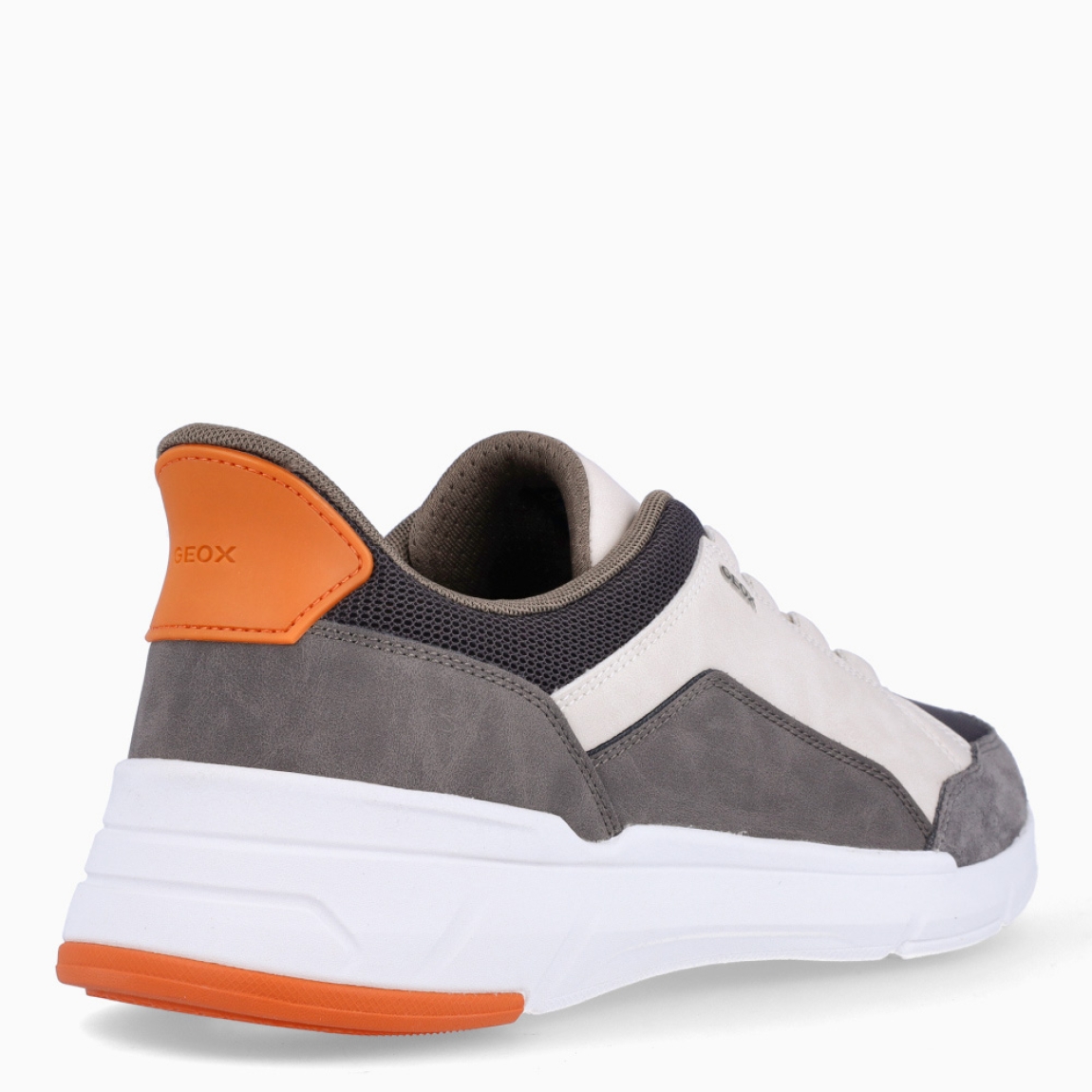 Deportiva de la marca Geox, modelo U VITTOUR PLUS. Exterior en naylon color gris y detalles en ante. Interior en textil. Cierre con cordones. Suela de goma con cuña de 2cm. Plantilla desmontable es práctica e higiénica, garantizando la máxima comodidad. U VITTOUR PLUS se propone como una revolución del concepto de deportiva, por su excelente nivel de comodidad, transpirabilidad y amortiguación. Un modelo de estilo emblemático para quienes aman distinguirse pero no quieren renunciar al confort.