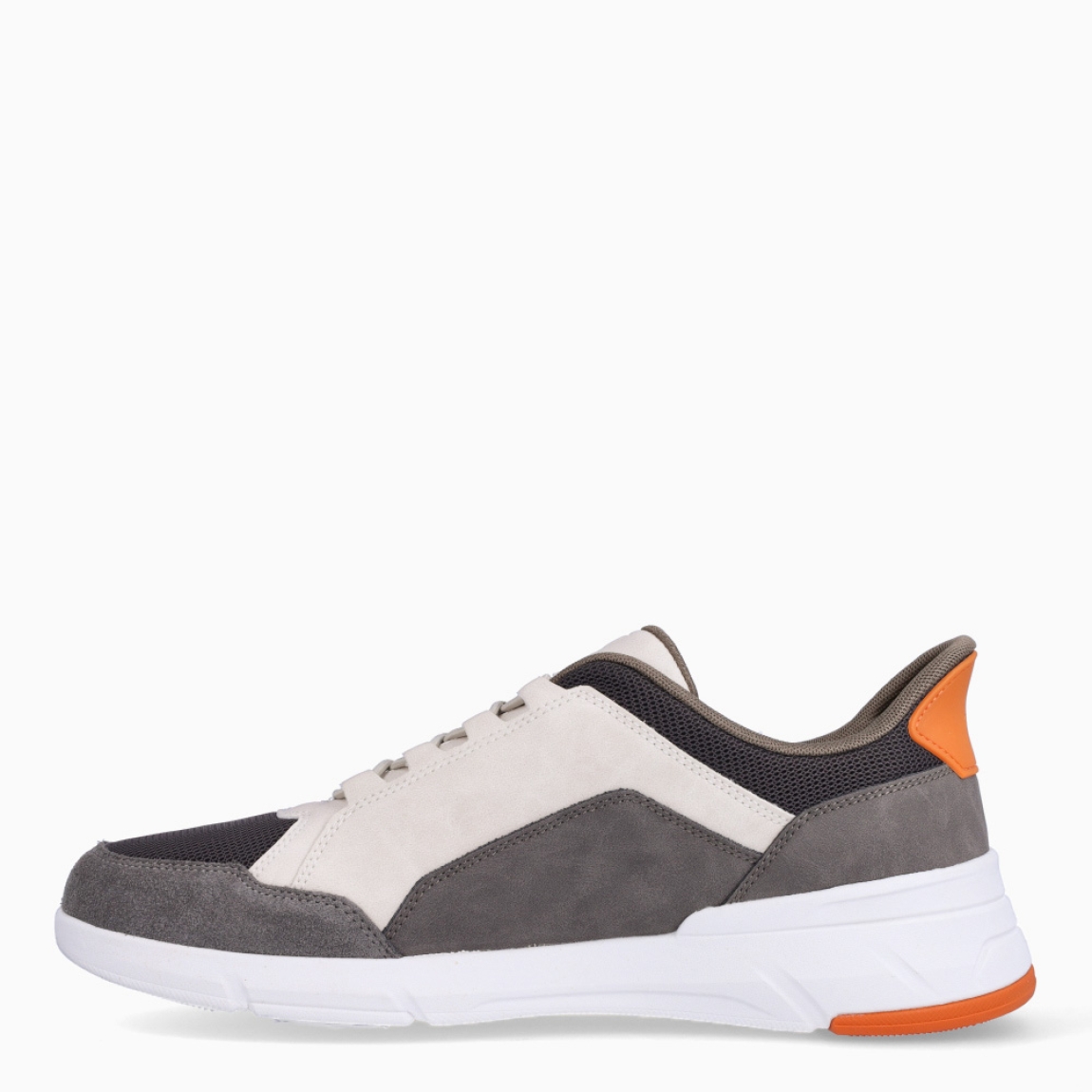 Deportiva de la marca Geox, modelo U VITTOUR PLUS. Exterior en naylon color gris y detalles en ante. Interior en textil. Cierre con cordones. Suela de goma con cuña de 2cm. Plantilla desmontable es práctica e higiénica, garantizando la máxima comodidad. U VITTOUR PLUS se propone como una revolución del concepto de deportiva, por su excelente nivel de comodidad, transpirabilidad y amortiguación. Un modelo de estilo emblemático para quienes aman distinguirse pero no quieren renunciar al confort.