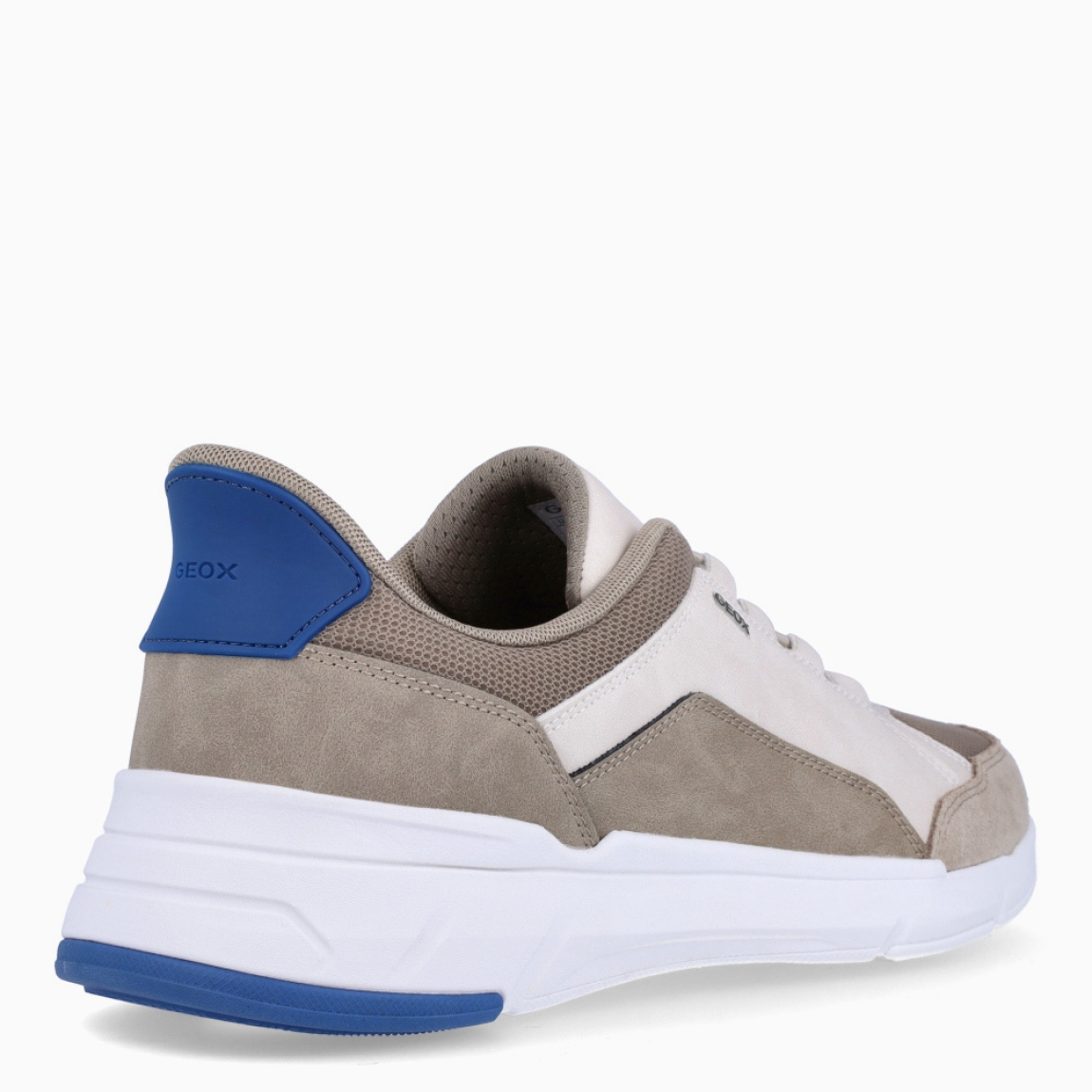 Deportiva de la marca Geox, modelo U VITTOUR PLUS. Exterior en naylon color taupe y detalles en ante. Interior en textil. Cierre con cordones. Suela de goma con cuña de 2cm. Plantilla desmontable es práctica e higiénica, garantizando la máxima comodidad. U VITTOUR PLUS se propone como una revolución del concepto de deportiva, por su excelente nivel de comodidad, transpirabilidad y amortiguación. Un modelo de estilo emblemático para quienes aman distinguirse pero no quieren renunciar al confort.