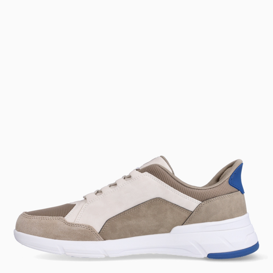 Deportiva de la marca Geox, modelo U VITTOUR PLUS. Exterior en naylon color taupe y detalles en ante. Interior en textil. Cierre con cordones. Suela de goma con cuña de 2cm. Plantilla desmontable es práctica e higiénica, garantizando la máxima comodidad. U VITTOUR PLUS se propone como una revolución del concepto de deportiva, por su excelente nivel de comodidad, transpirabilidad y amortiguación. Un modelo de estilo emblemático para quienes aman distinguirse pero no quieren renunciar al confort.