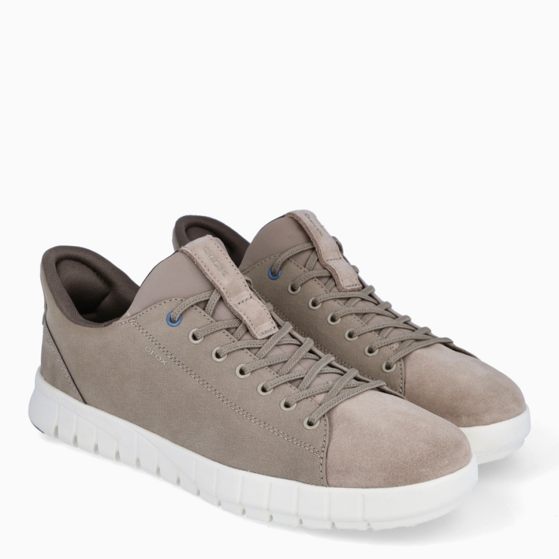 Deportiva de la marca Geox, modelo U FLEXTRIDE PS. Exterior en lona color taupe. Interior en textil de color taupe. Cierre con cordones. Suela de goma plana. Plantilla desmontable es práctica e higiénica, garantizando la máxima comodidad. U FLEXTRIDE PS se propone como una revolución del concepto de deportiva, por su excelente nivel de comodidad, transpirabilidad y amortiguación. Un modelo de estilo emblemático para quienes aman distinguirse pero no quieren renunciar al confort.