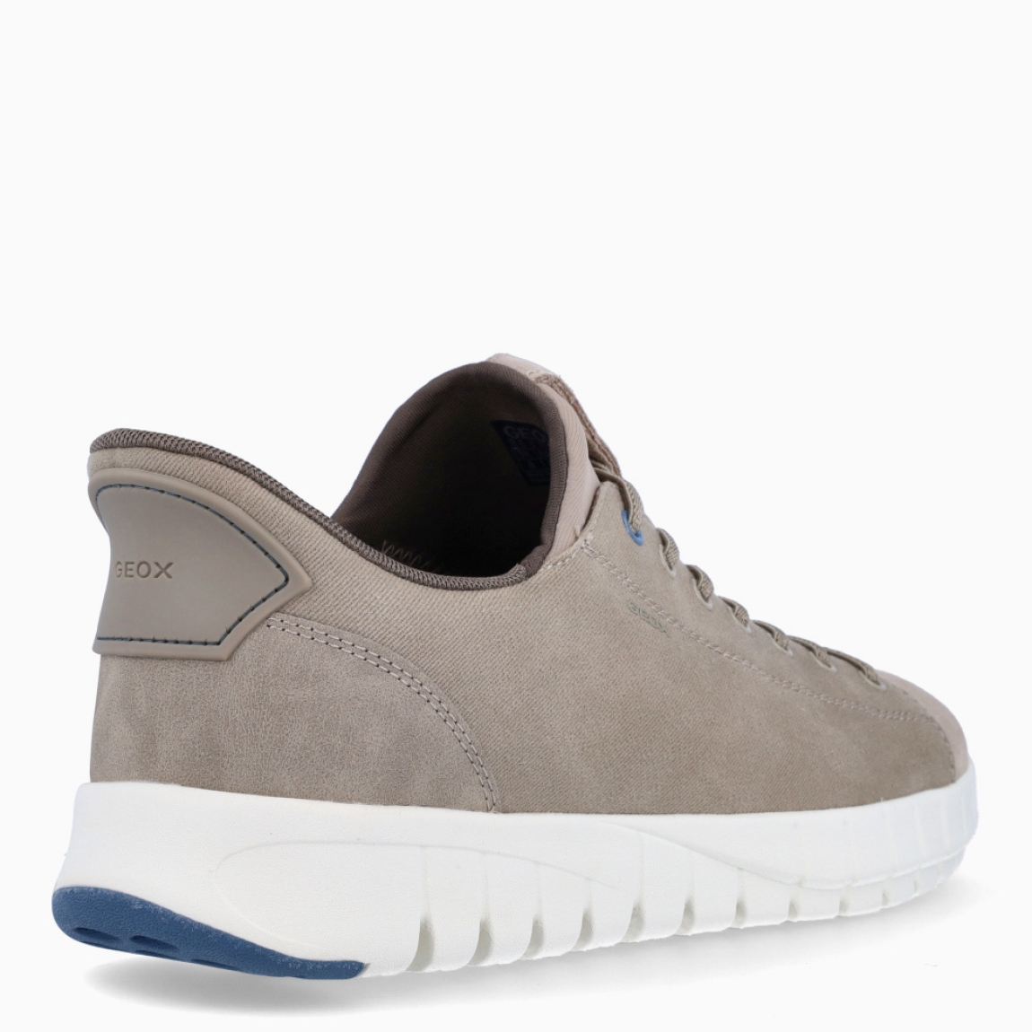 Deportiva de la marca Geox, modelo U FLEXTRIDE PS. Exterior en lona color taupe. Interior en textil de color taupe. Cierre con cordones. Suela de goma plana. Plantilla desmontable es práctica e higiénica, garantizando la máxima comodidad. U FLEXTRIDE PS se propone como una revolución del concepto de deportiva, por su excelente nivel de comodidad, transpirabilidad y amortiguación. Un modelo de estilo emblemático para quienes aman distinguirse pero no quieren renunciar al confort.