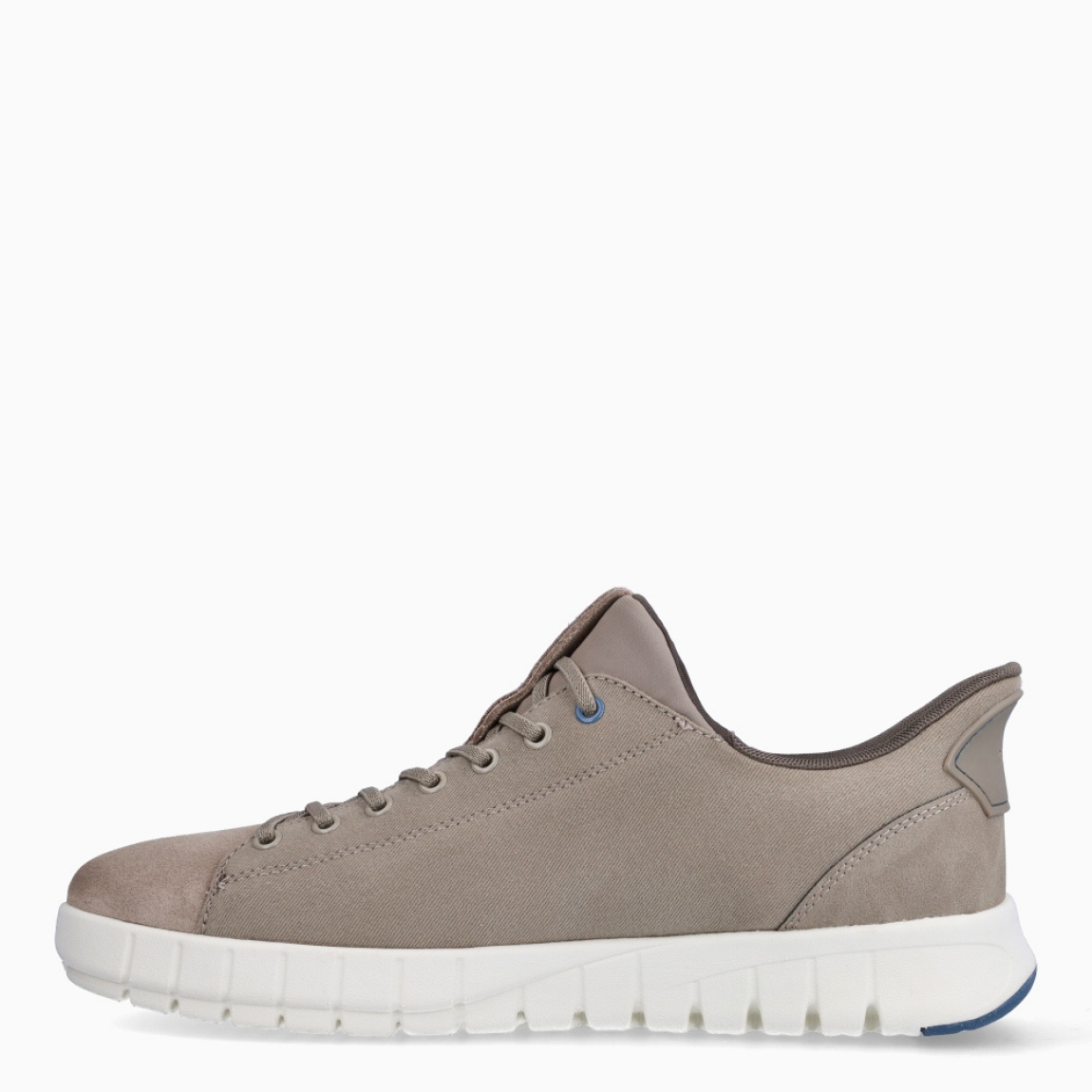 Deportiva de la marca Geox, modelo U FLEXTRIDE PS. Exterior en lona color taupe. Interior en textil de color taupe. Cierre con cordones. Suela de goma plana. Plantilla desmontable es práctica e higiénica, garantizando la máxima comodidad. U FLEXTRIDE PS se propone como una revolución del concepto de deportiva, por su excelente nivel de comodidad, transpirabilidad y amortiguación. Un modelo de estilo emblemático para quienes aman distinguirse pero no quieren renunciar al confort.