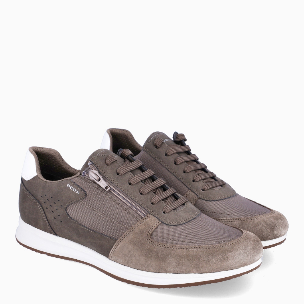 Deportiva de la marca Geox, modelo U AVERY. Exterior en ante color taupe. Interior en textil. Cierre con cordones. Suela de goma con cuña de 2cm. Plantilla desmontable es práctica e higiénica, garantizando la máxima comodidad. U AVERY se propone como una revolución del concepto de deportiva, por su excelente nivel de comodidad, transpirabilidad y amortiguación. Un modelo de estilo emblemático para quienes aman distinguirse pero no quieren renunciar al confort.