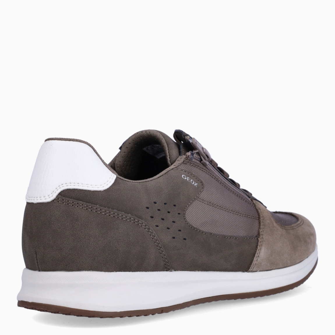 Deportiva de la marca Geox, modelo U AVERY. Exterior en ante color taupe. Interior en textil. Cierre con cordones. Suela de goma con cuña de 2cm. Plantilla desmontable es práctica e higiénica, garantizando la máxima comodidad. U AVERY se propone como una revolución del concepto de deportiva, por su excelente nivel de comodidad, transpirabilidad y amortiguación. Un modelo de estilo emblemático para quienes aman distinguirse pero no quieren renunciar al confort.