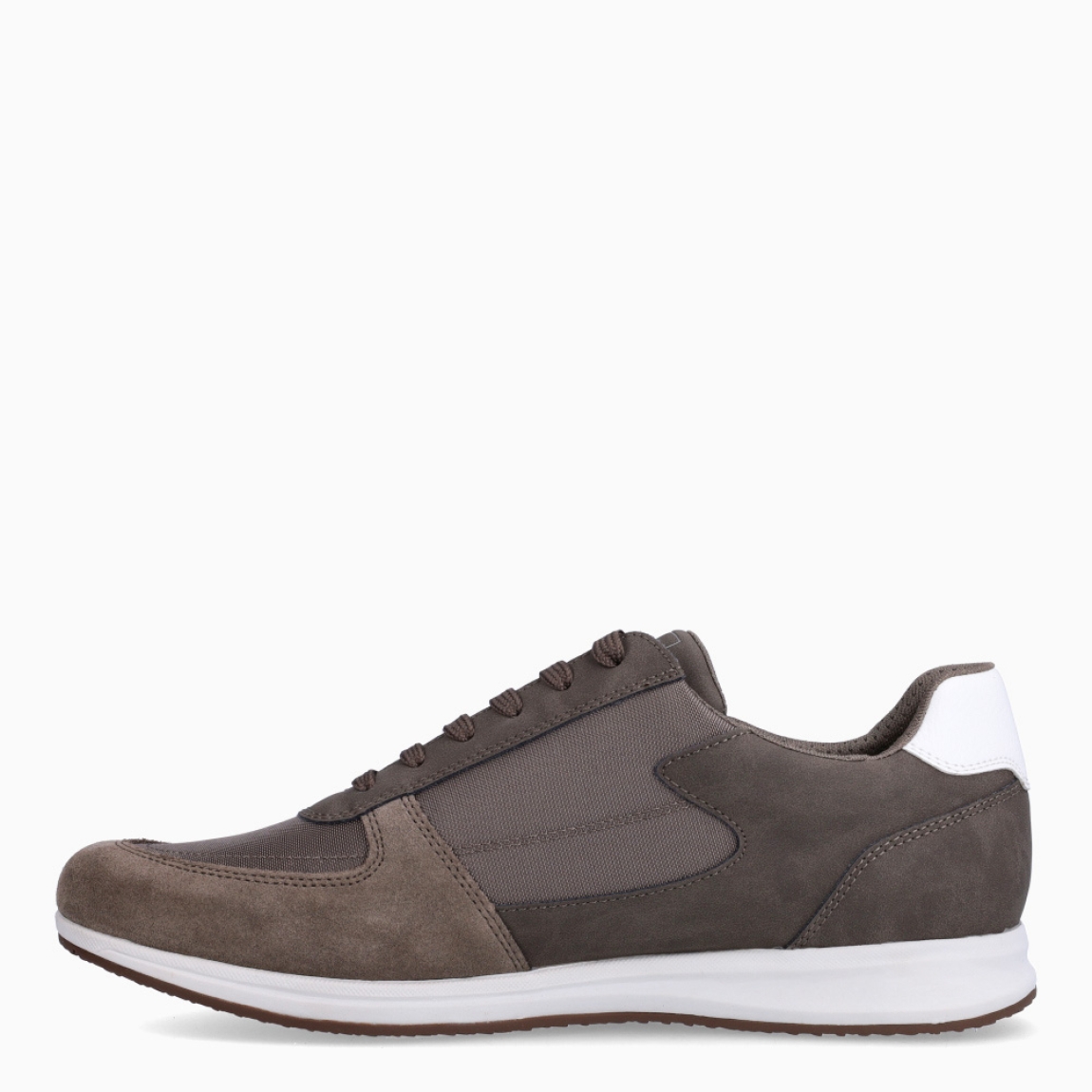 Deportiva de la marca Geox, modelo U AVERY. Exterior en ante color taupe. Interior en textil. Cierre con cordones. Suela de goma con cuña de 2cm. Plantilla desmontable es práctica e higiénica, garantizando la máxima comodidad. U AVERY se propone como una revolución del concepto de deportiva, por su excelente nivel de comodidad, transpirabilidad y amortiguación. Un modelo de estilo emblemático para quienes aman distinguirse pero no quieren renunciar al confort.