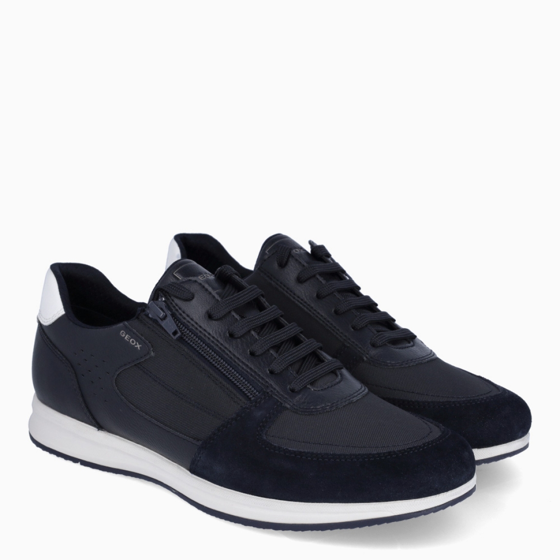 Deportiva elegante de la marca Geox, modelo U AVERY. Exterior en piel color azul oscuro. Interior en textil. Cierre con cordones. Suela de goma plana. Plantilla desmontable es práctica e higiénica, garantizando la máxima comodidad. U AVERY se propone como una revolución del concepto de deportiva, por su excelente nivel de comodidad, transpirabilidad y amortiguación. Un modelo de estilo emblemático para quienes aman distinguirse pero no quieren renunciar al confort.