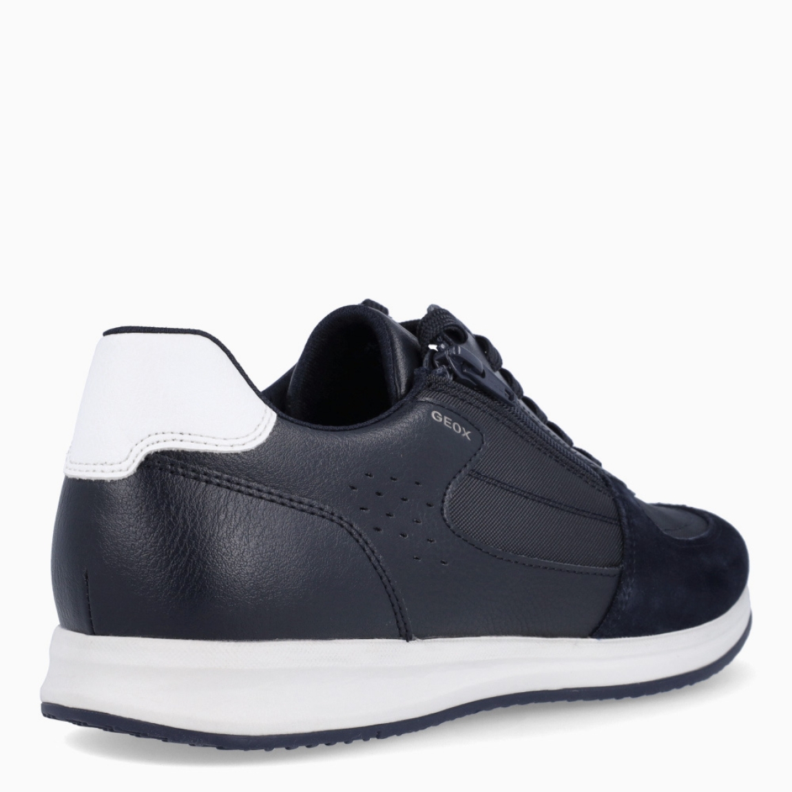 Deportiva elegante de la marca Geox, modelo U AVERY. Exterior en piel color azul oscuro. Interior en textil. Cierre con cordones. Suela de goma plana. Plantilla desmontable es práctica e higiénica, garantizando la máxima comodidad. U AVERY se propone como una revolución del concepto de deportiva, por su excelente nivel de comodidad, transpirabilidad y amortiguación. Un modelo de estilo emblemático para quienes aman distinguirse pero no quieren renunciar al confort.