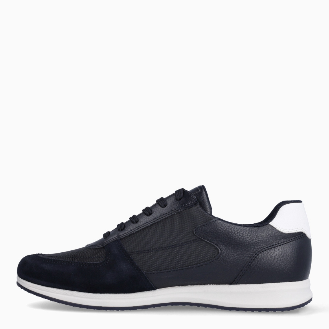 Deportiva elegante de la marca Geox, modelo U AVERY. Exterior en piel color azul oscuro. Interior en textil. Cierre con cordones. Suela de goma plana. Plantilla desmontable es práctica e higiénica, garantizando la máxima comodidad. U AVERY se propone como una revolución del concepto de deportiva, por su excelente nivel de comodidad, transpirabilidad y amortiguación. Un modelo de estilo emblemático para quienes aman distinguirse pero no quieren renunciar al confort.