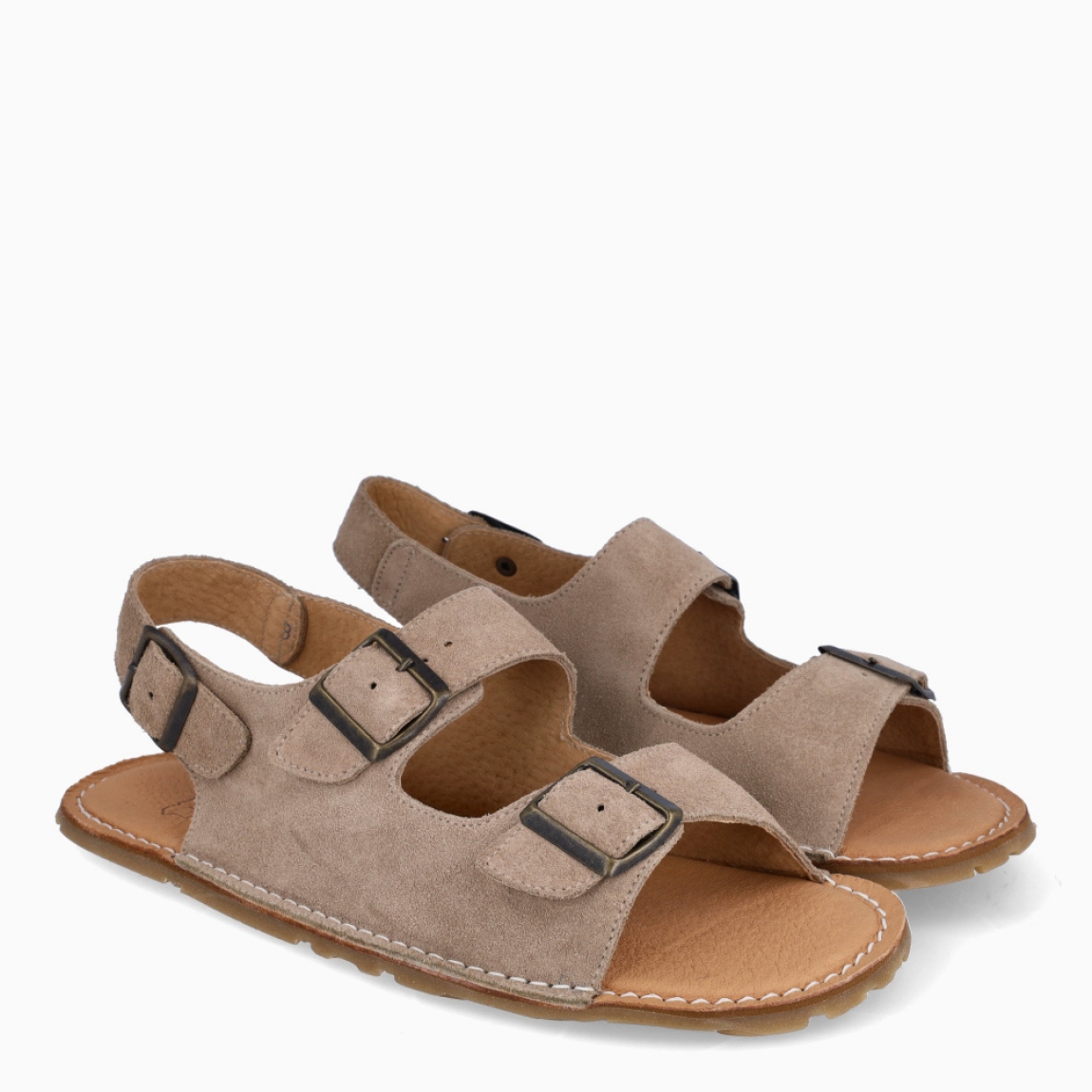 Sandalias de la marca Munné, modelo LAMINE_H. Elaboradas en ante color gris con tiras co hebillas en pala y talón. Interior en piel color nude. Cierre de sandalias Munné con hebillas y suela plana de goma. Estas sandalias Munné LAMINE_H , son un complemento ideal para lucir tus looks con estilo y comodidad!