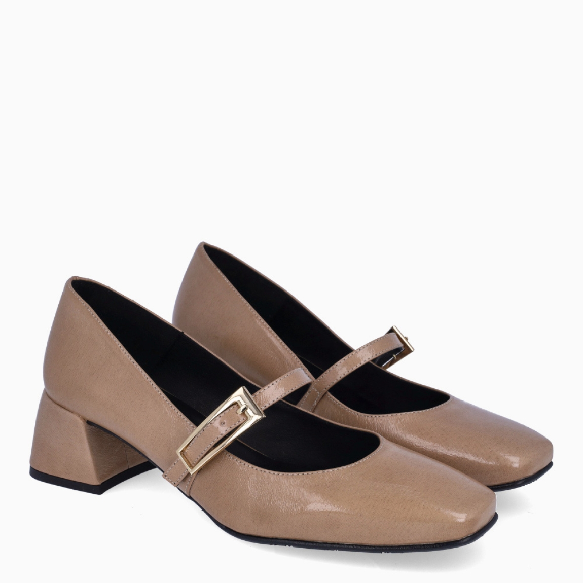 Merceditas de la marca Itse, modelo BRISE. Exterior en charol color taupe con punta cuadrada. Interior en piel negro. Cierre con hebilla en pala. Suela con tacón de 4cm. Estas merceditas Itse BRUME son unas clásicas, ideales para estilizar todos tus looks de temporada!