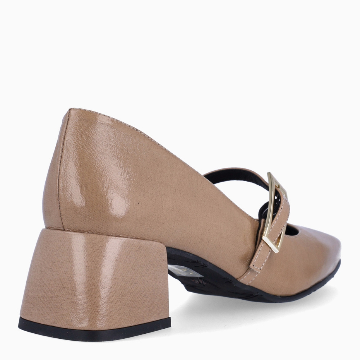 Merceditas de la marca Itse, modelo BRISE. Exterior en charol color taupe con punta cuadrada. Interior en piel negro. Cierre con hebilla en pala. Suela con tacón de 4cm. Estas merceditas Itse BRUME son unas clásicas, ideales para estilizar todos tus looks de temporada!
