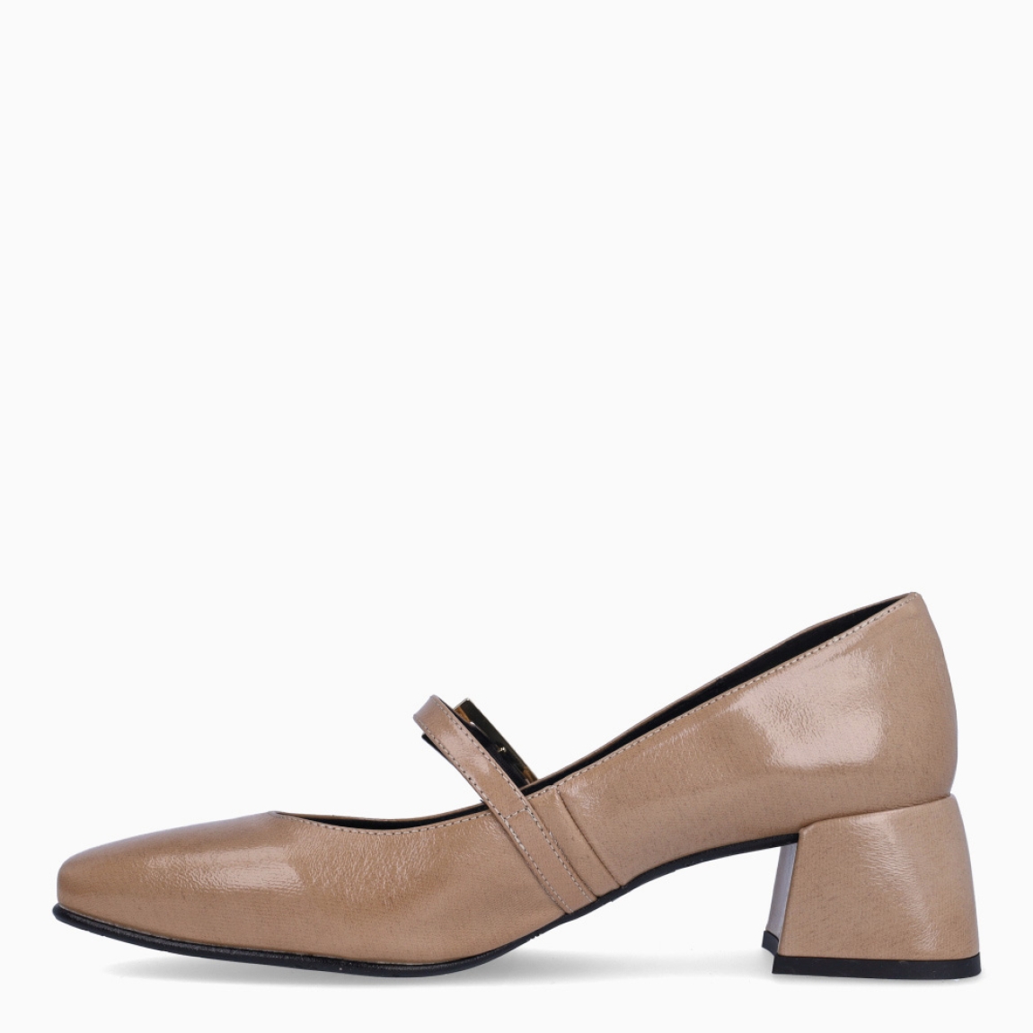 Merceditas de la marca Itse, modelo BRISE. Exterior en charol color taupe con punta cuadrada. Interior en piel negro. Cierre con hebilla en pala. Suela con tacón de 4cm. Estas merceditas Itse BRUME son unas clásicas, ideales para estilizar todos tus looks de temporada!